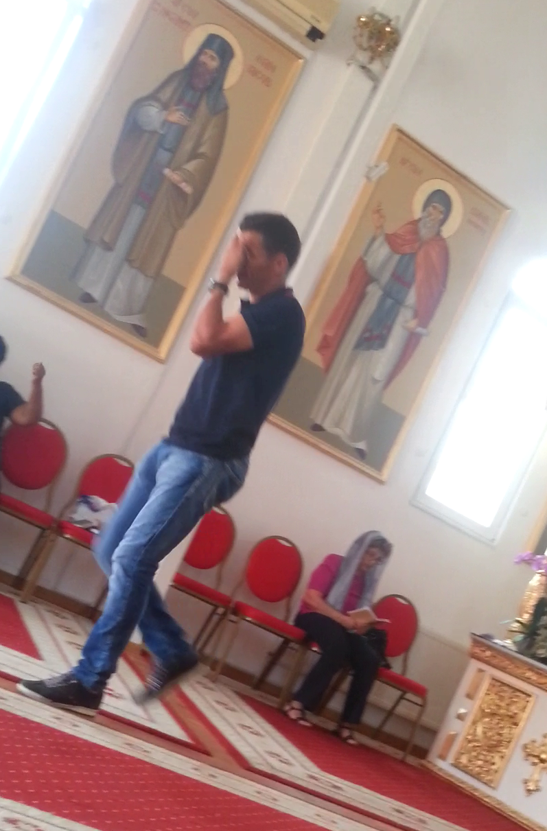 Galca s-a sters de sudoare si a iesit din biserica dupa 10 minute de rugaciuni