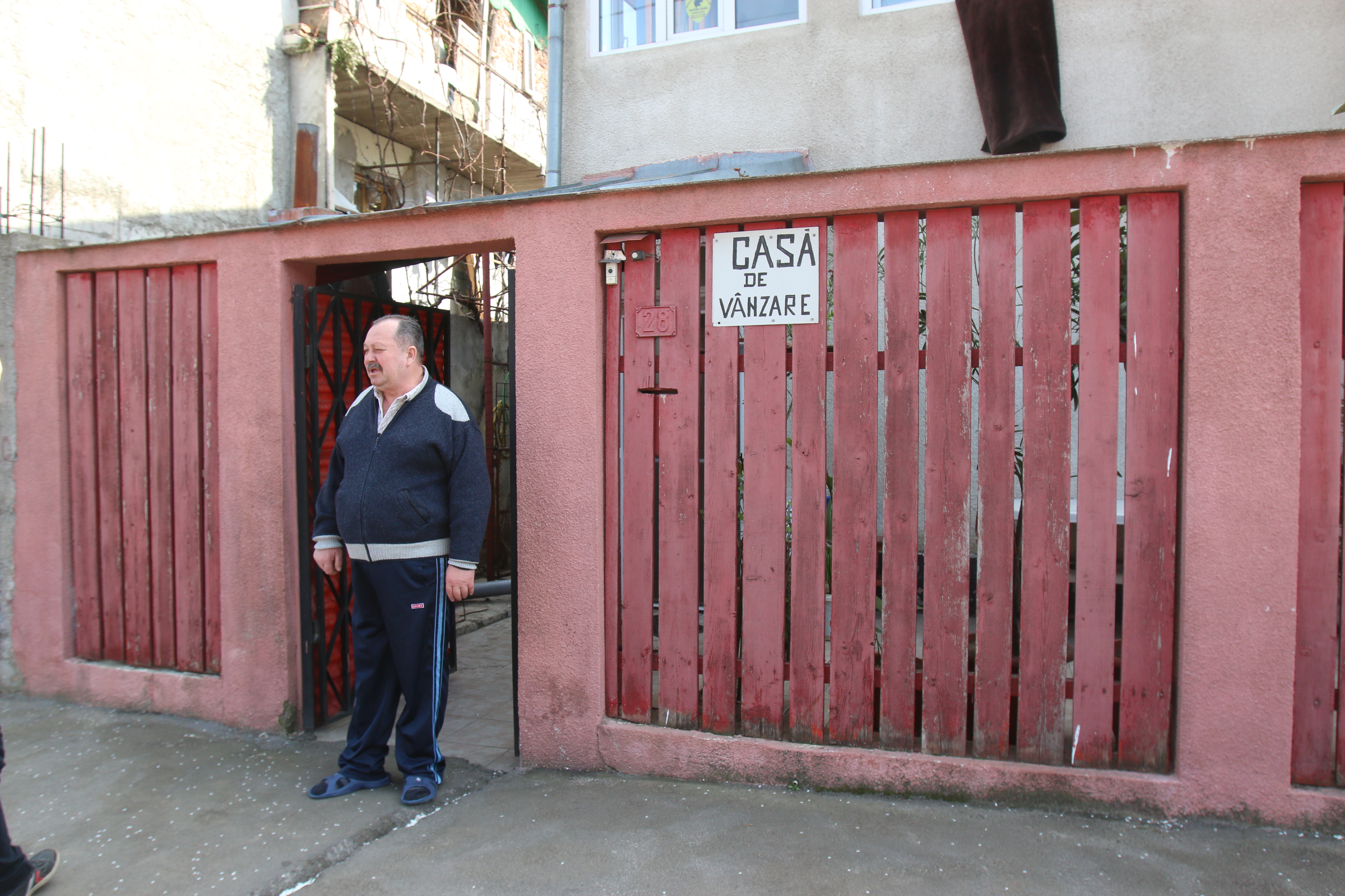 Barbatul incearca cu disperare sa-si vanda casa