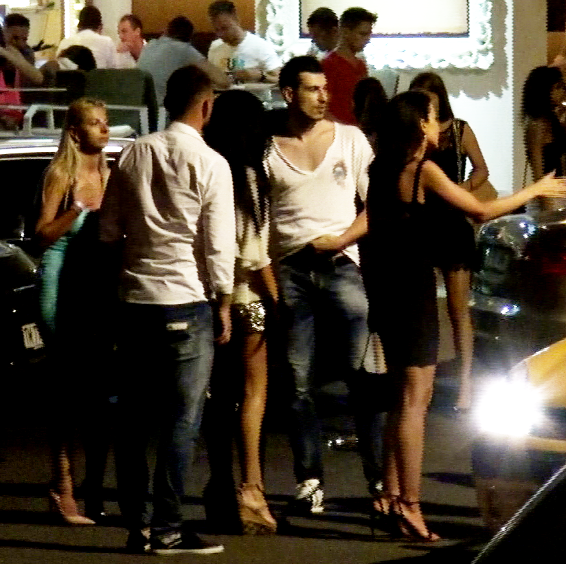 Alex Piturca este plictisit si incearca sa gaseasca o solutie pentru a continua seara