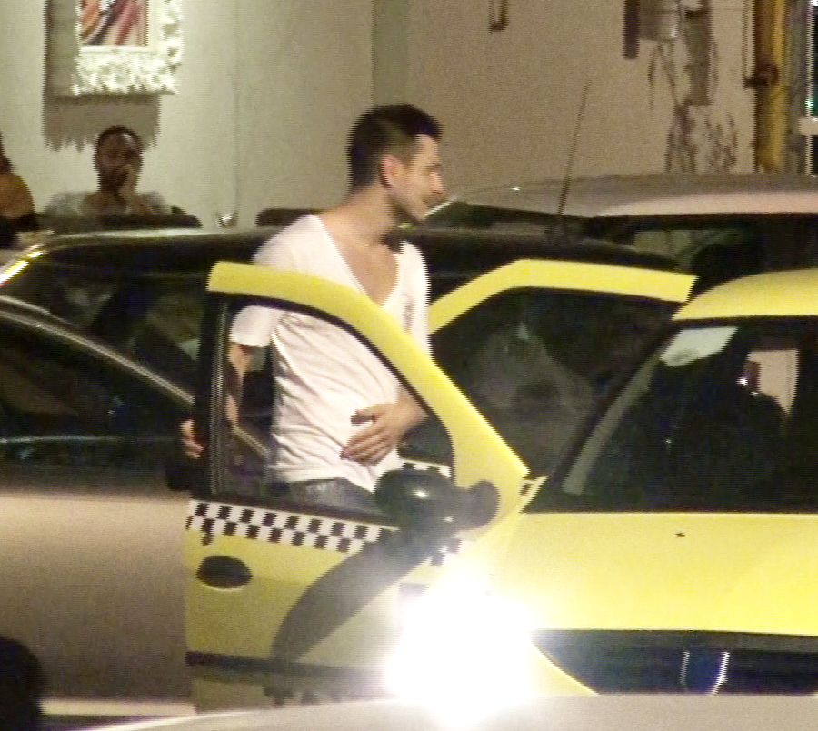 Alex Piturca se urca in taxi si pleaca in alt loc