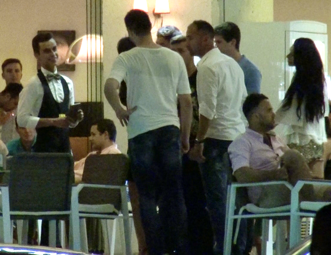 Alexandru Piturca negociaza cu un chelner, insa acesta ridica din umeri si-i transmite ca nu are locuri