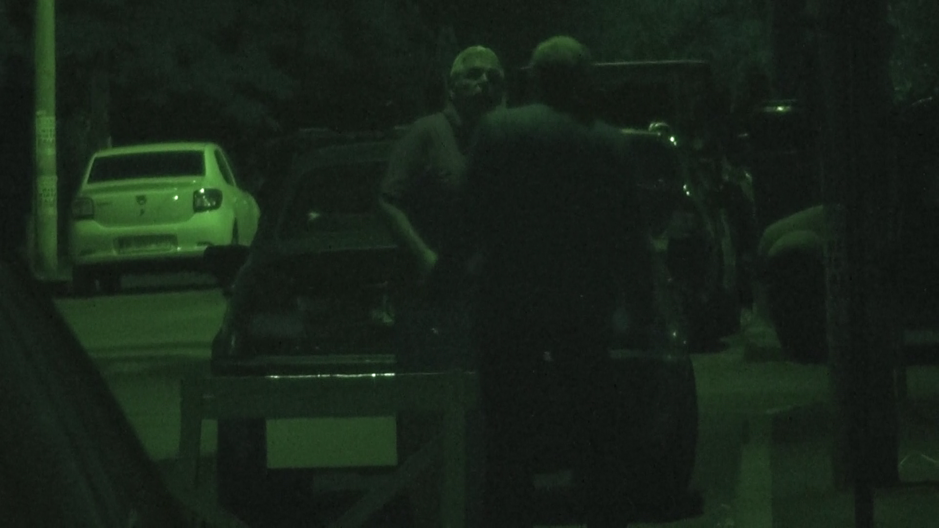 Interlocutorii s-au oprit cateva minute la coltul strazii pentru a pune punct discutiei