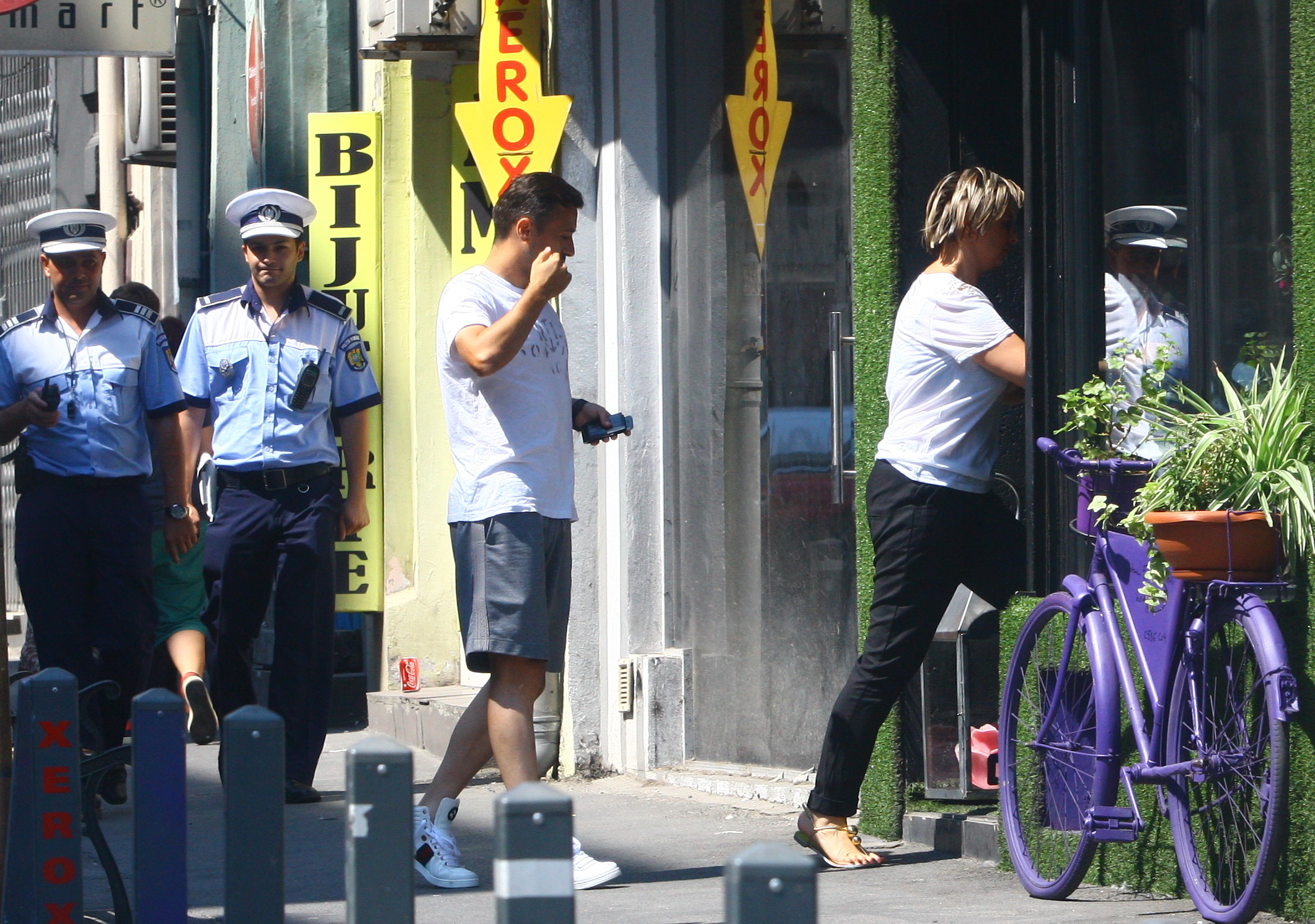 Cei doi intra in parfumeria care apartine unei prietene a impresarei