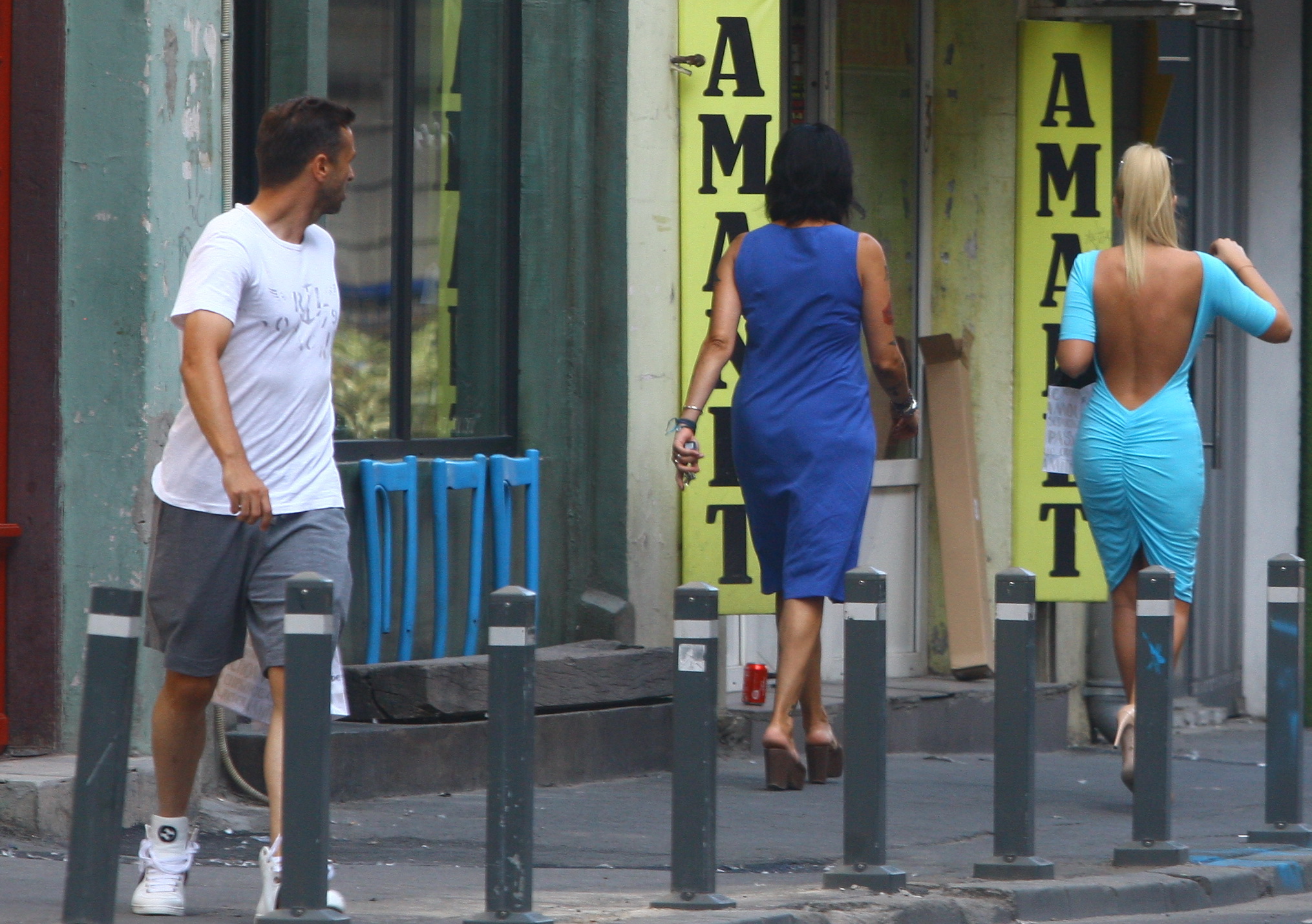 Fotbalistul nu rezista si se uita lung spre domnisoara blonda