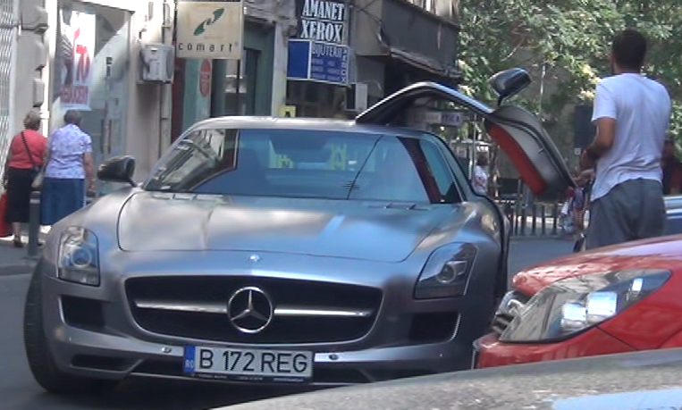 Fotbalistul s-a urcat la volanul masinii lui Reghecampf si a mutat bolidul intr-un loc in care sa nu incurce traficul.