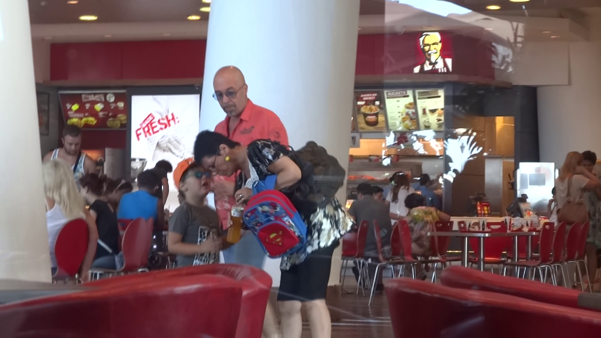 Baietelul s-a aplecat pentru a-i spuine ceva bunicii, la ureche