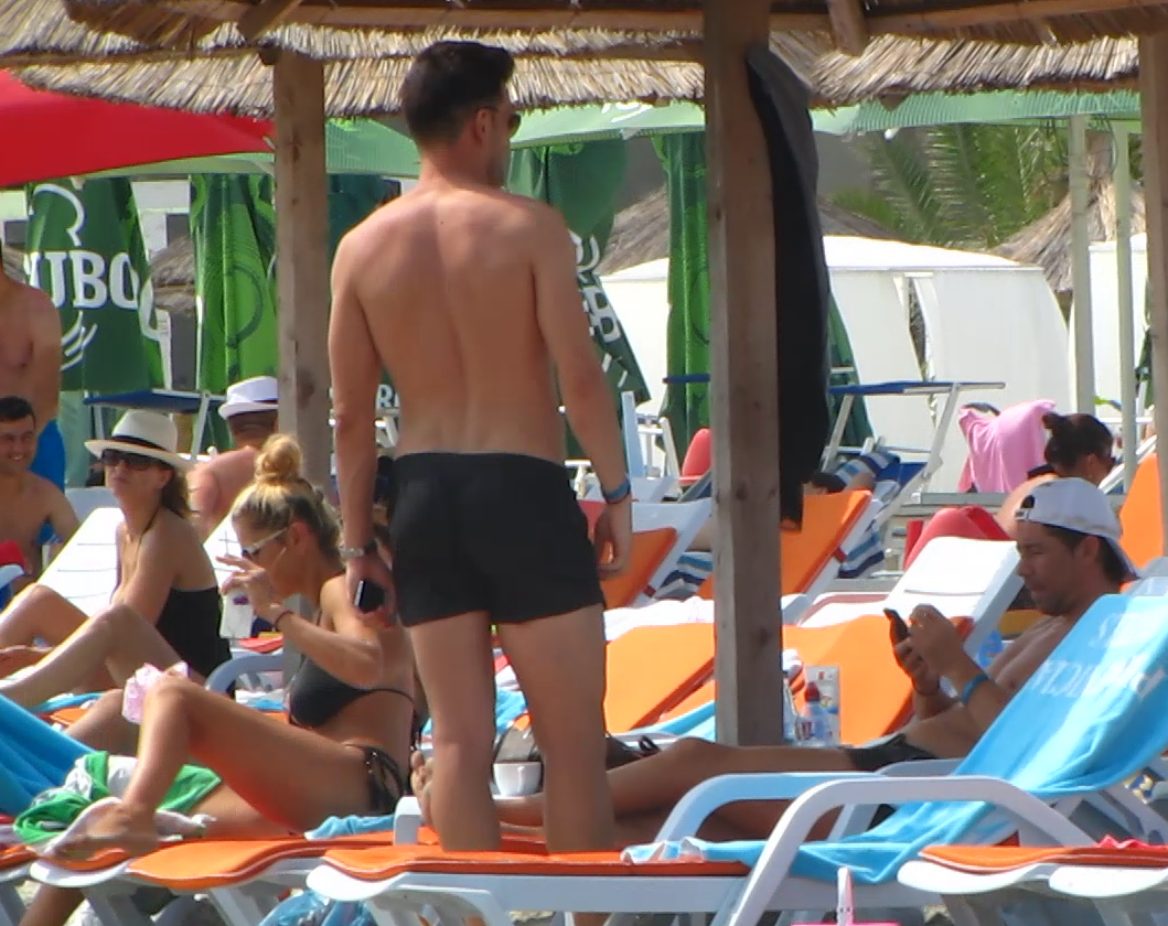 Bogdan Mara butoneaza telefonul. Langa, sotia sa si-a aprins o tigara