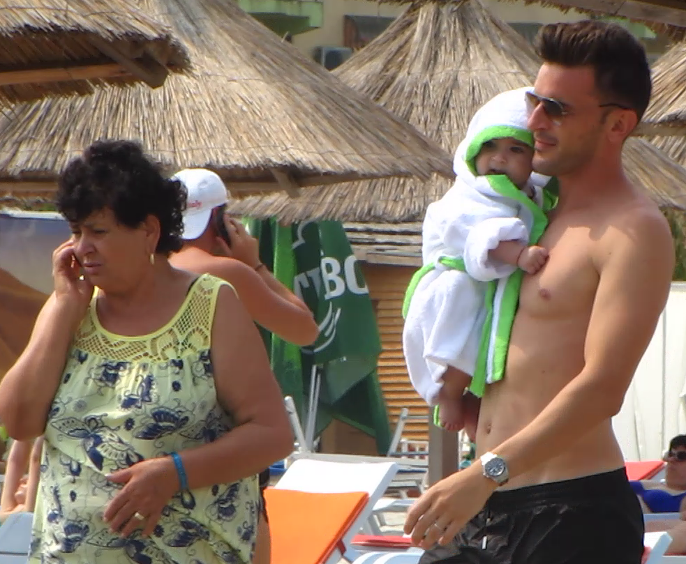 Marius Bilasco s-a plimbat cu copilul pe plaja