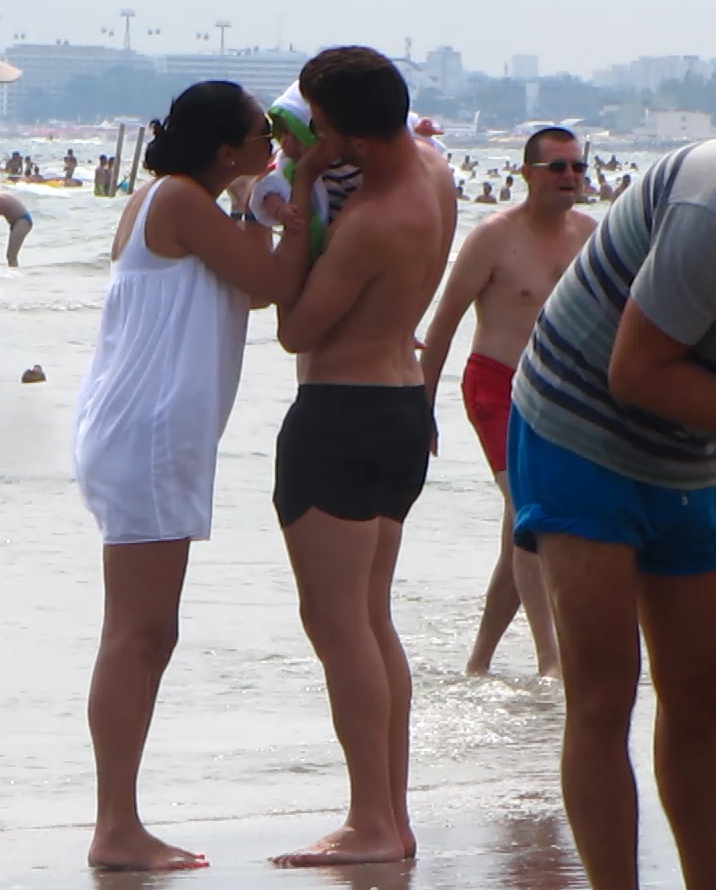 Marius Bilasco si sotia sa au mers la malul marii cu copilul dupa ei