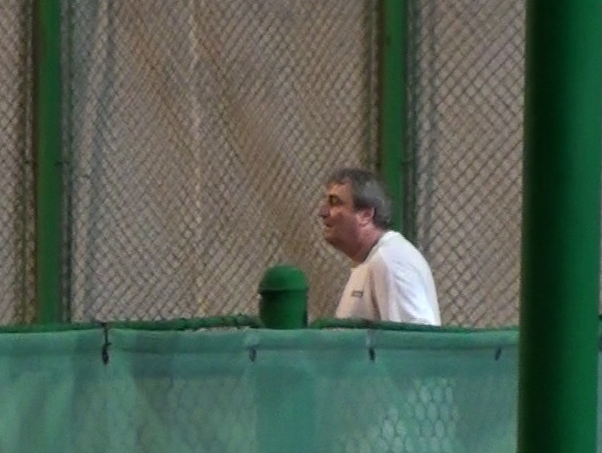 Mihai Stoichita se pregateste sa serveasca