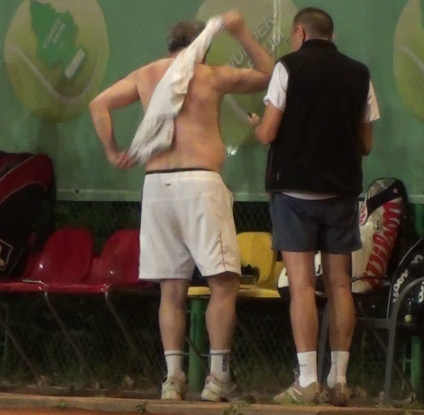 Stoichita se foloseste de tricou pentru a se sterge de zgura de pe spate