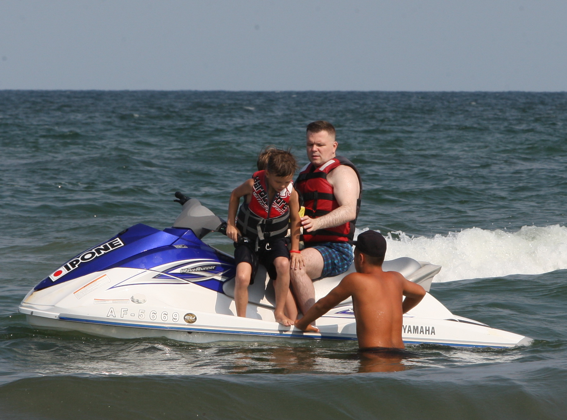 Baietii lui Vasile Siman s-au distrat impreuna cu tatal lor pe skijet