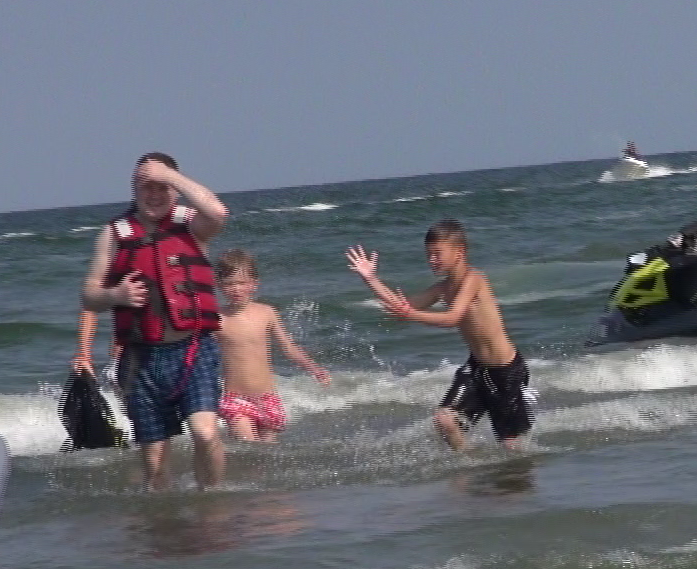 Unul dintre baietii lui Siman l-a stropit si-a stropit tatal la iesirea din mare