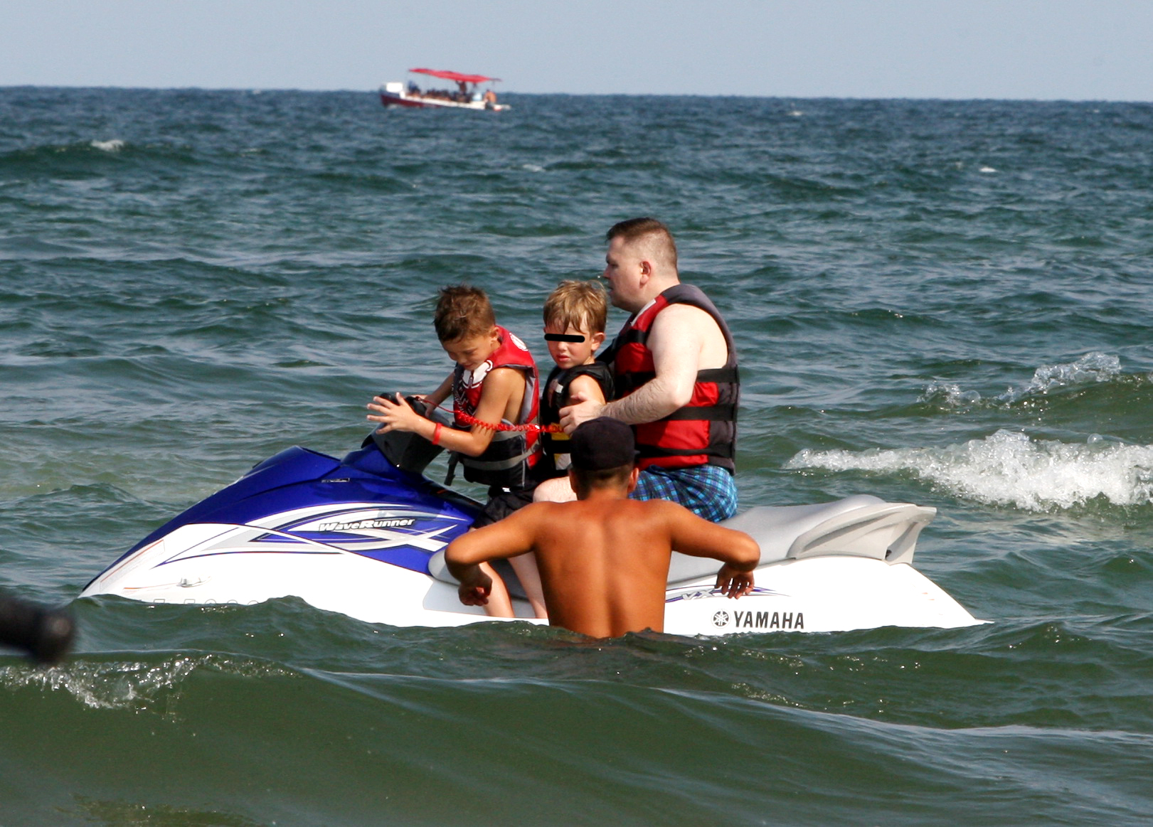 Siman a manevrat cu grija skijetul, copiii siind entuziasmati de plimbarea pe mare