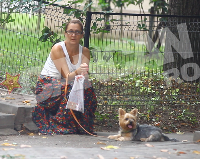 Femeia are grija de cainele fiicei sale, cat timp aceasta lipseste