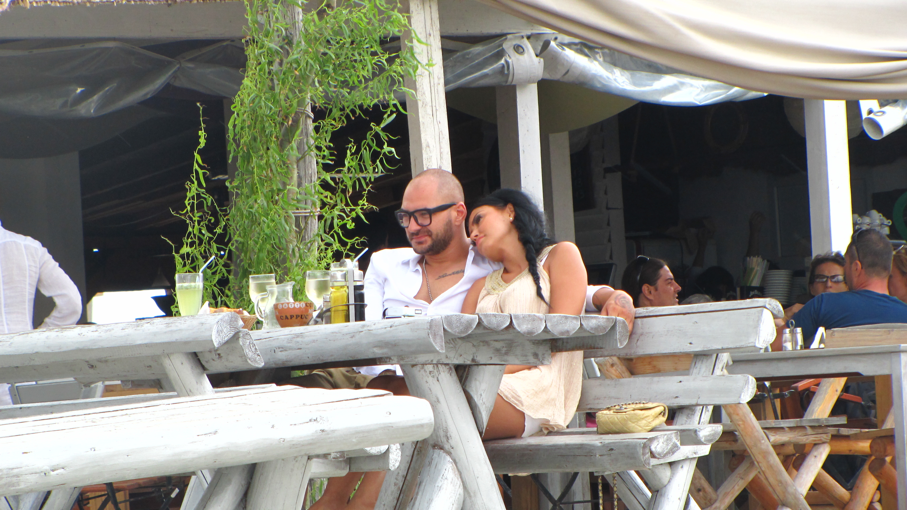 Bruneta isi sprijina capul pe umarul luptatorului