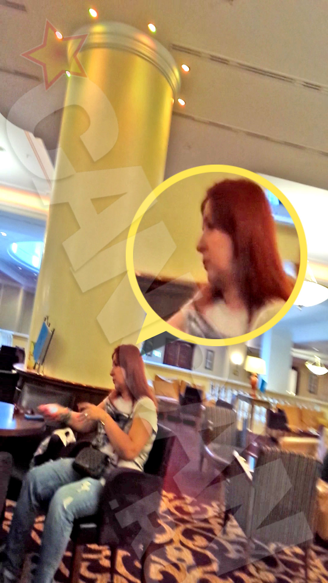 Solistei i se poate vedea gusa proeminenta