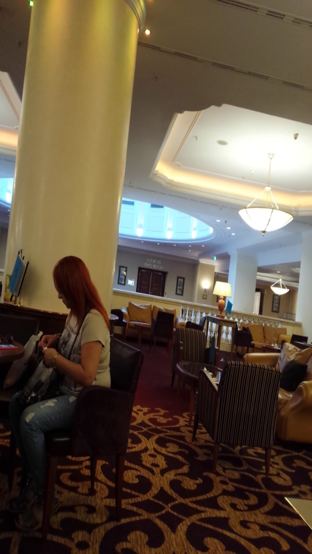 Carmen umbla cu punga cu pastile dupa ea