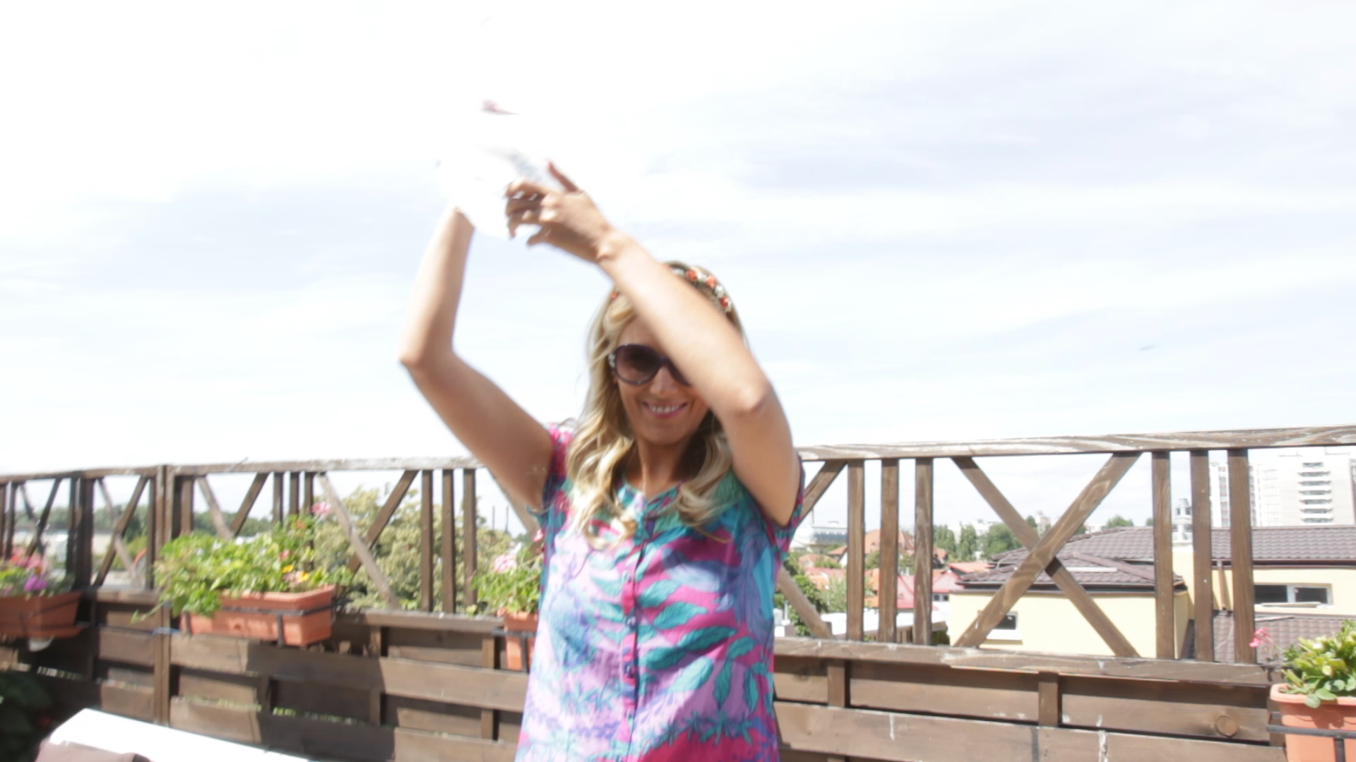 Gabriela si-a turnat galeata cu apa cu gheata in cap pe terasa casei