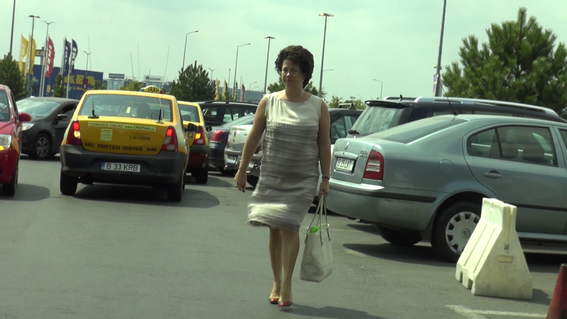 Dupa ce a terminat cu piata, femeia merge la un cunoscut hipermarket