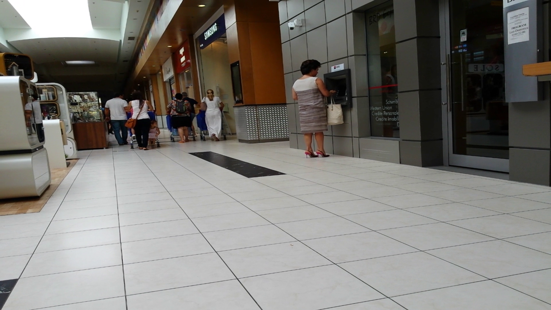 Intai se opreste sa scoata bani de la bancomat