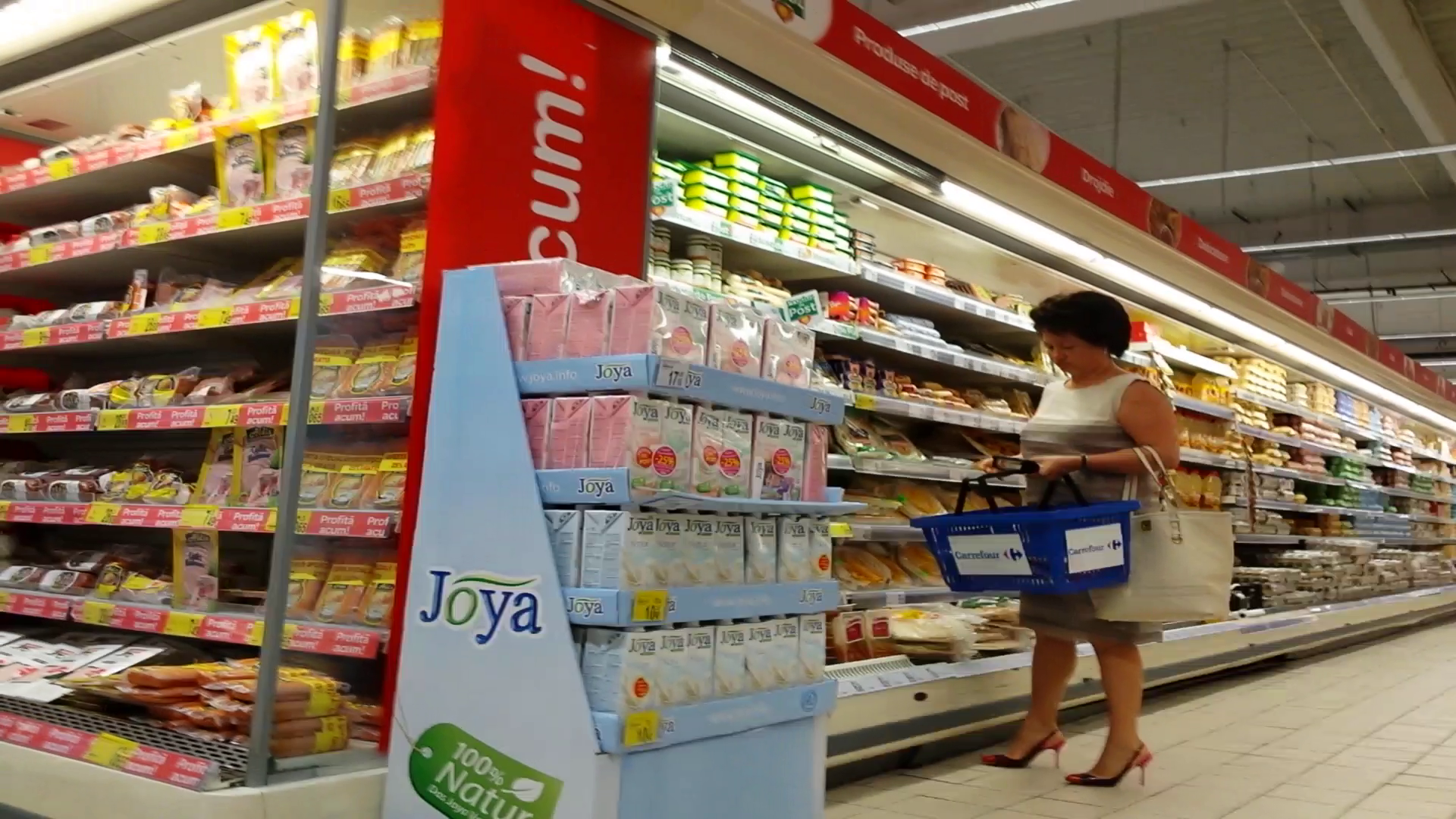 Liana Voiculescu face cumparaturi pentru a i le duce sotului ei la penitenciar