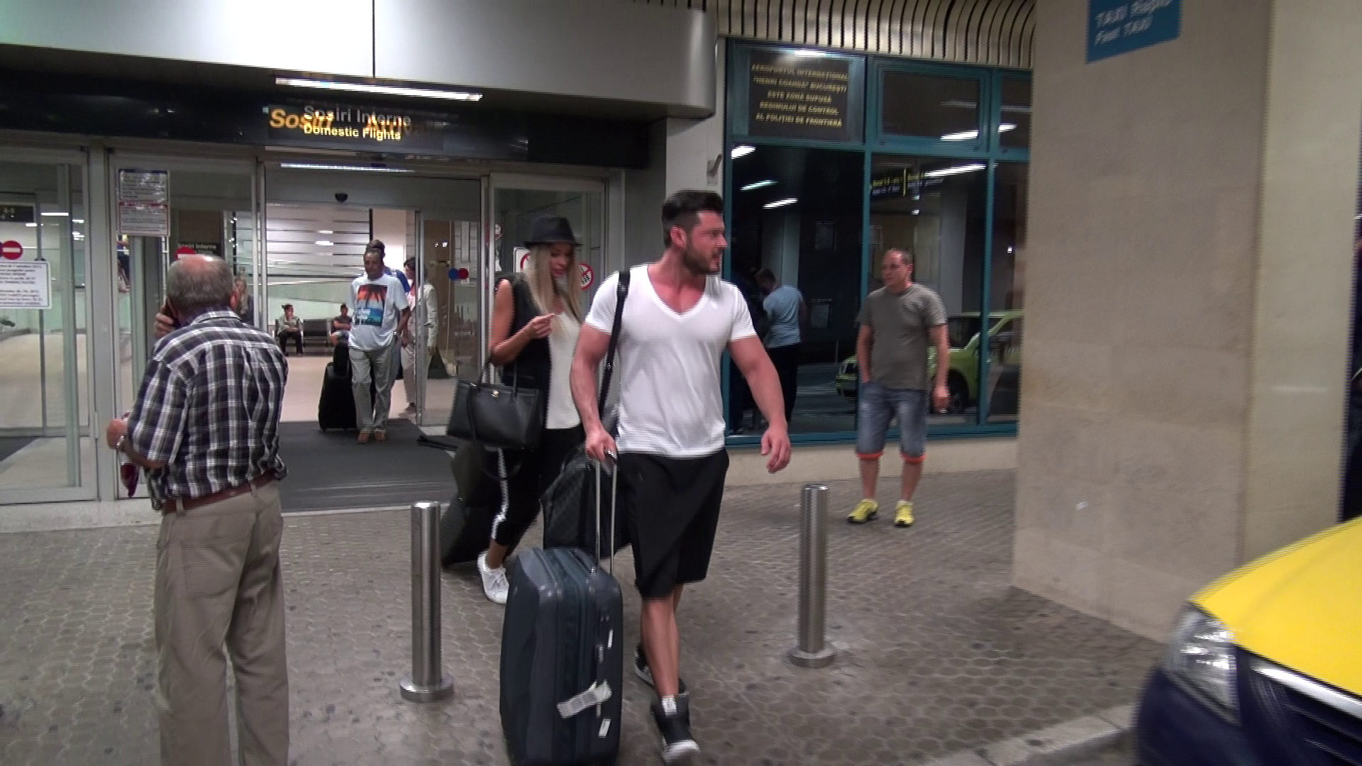 Victor a lsat-o pe Bianca in urma sa, nerabdator sa ajunga la masina care i-a asteptat in parcare