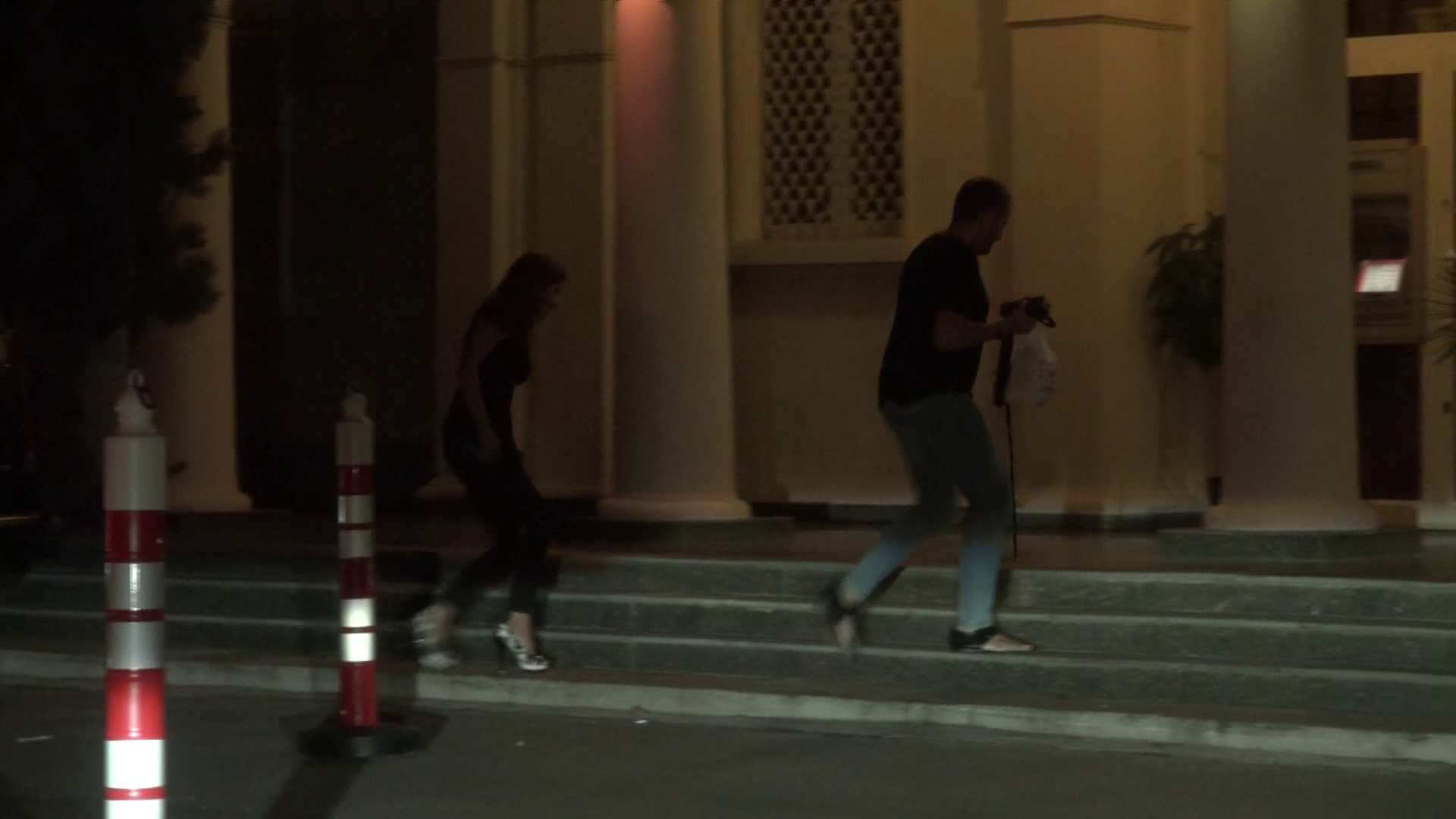 Designerul urca grabit treptele hotelului, urmat indeaproape de insotitoarea sa