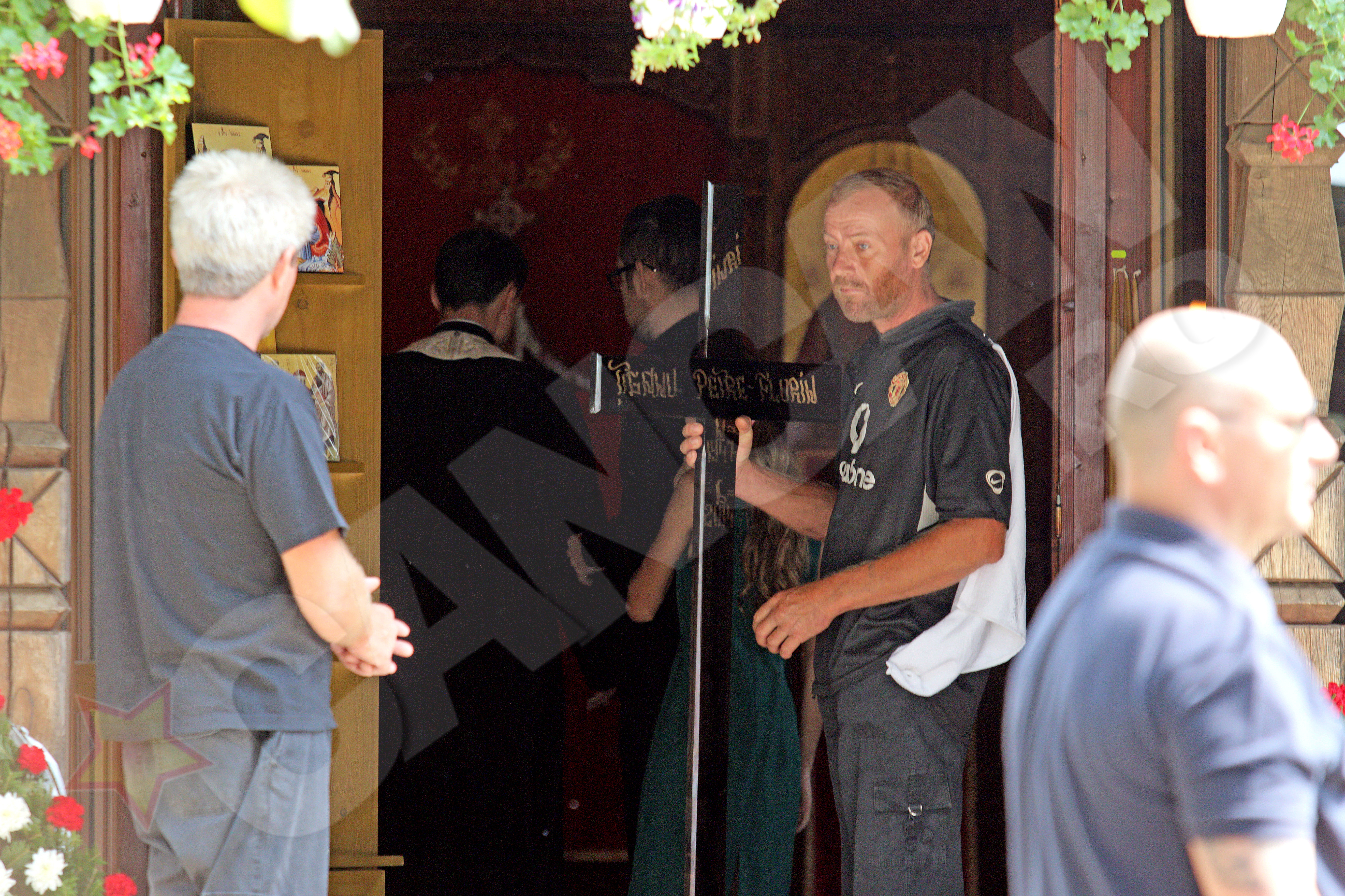 Cand a fost scoasa crucea din biserica, cele mai apropiate persoane ale familiei Tiganu au izbucnit in plans