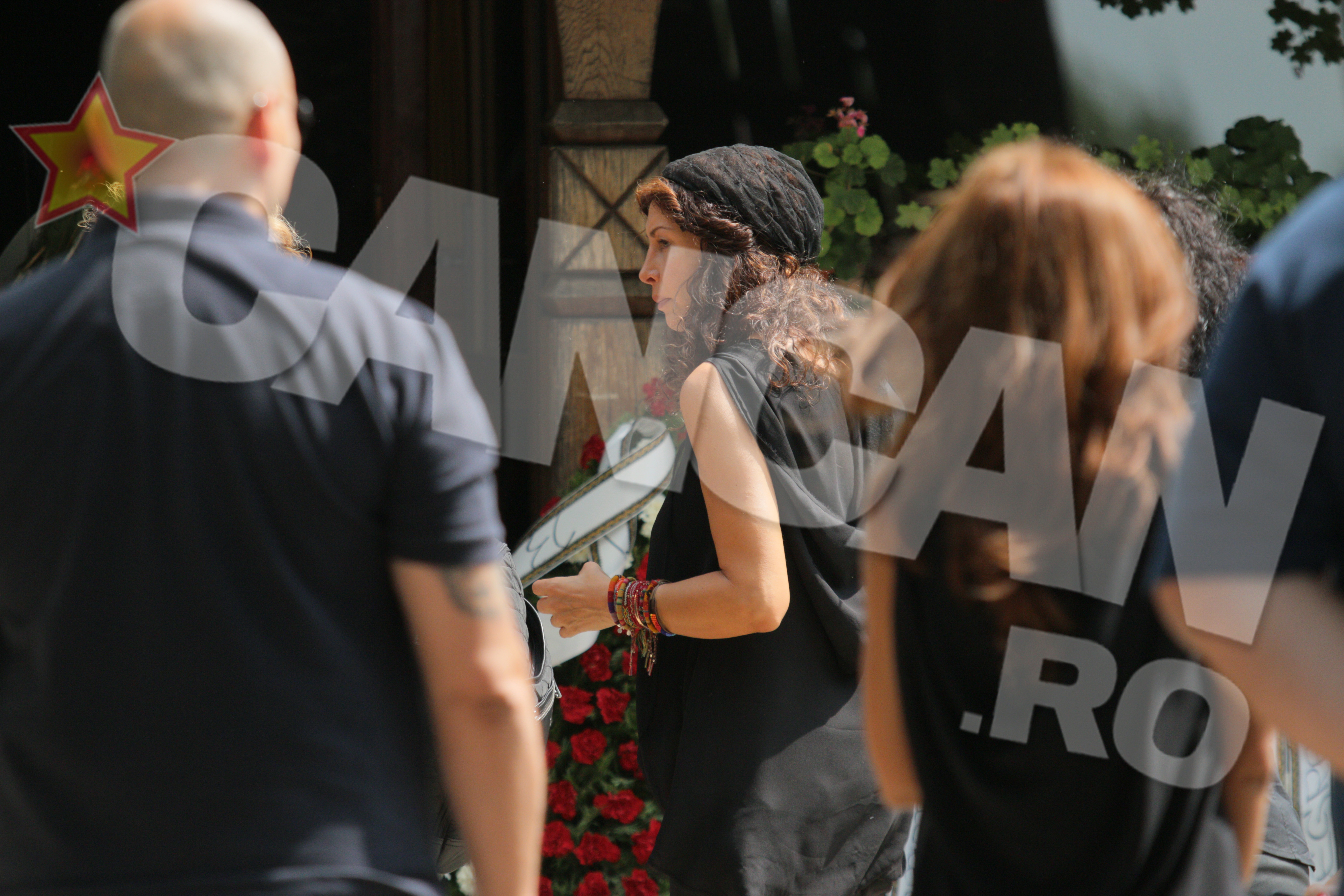 Mihaela nu s-a dezlipit nicio clipa de biserica unde a fost depus trupul neinsufletit al tatalui sau