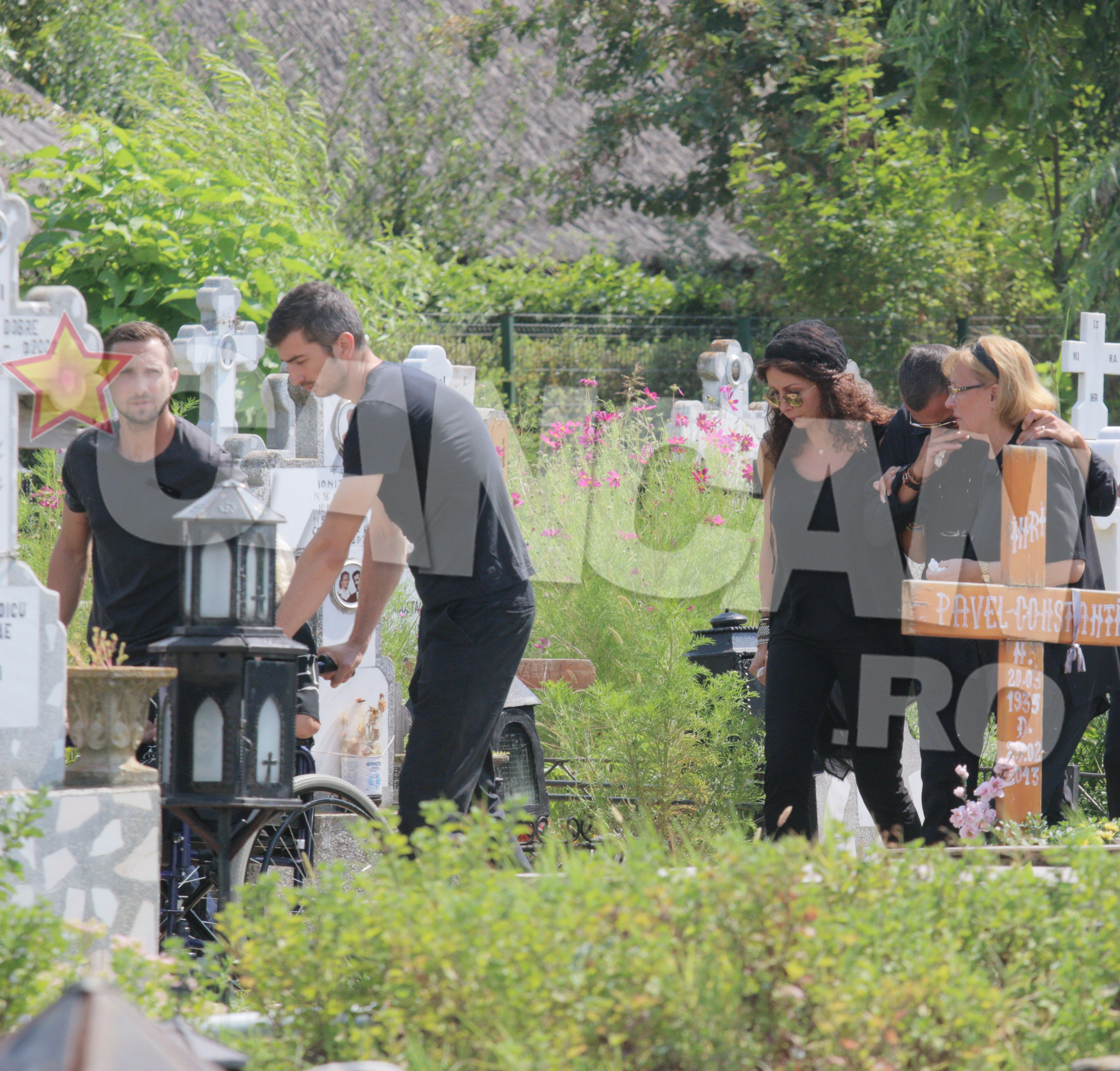 Fratele Mihaelei a pasit devastat de durere spre locul unde avea sa fi ingropat tatal sau. El a avut nevoie de sustinerea mamei si a surorii sale pentru a se tine pe picioare