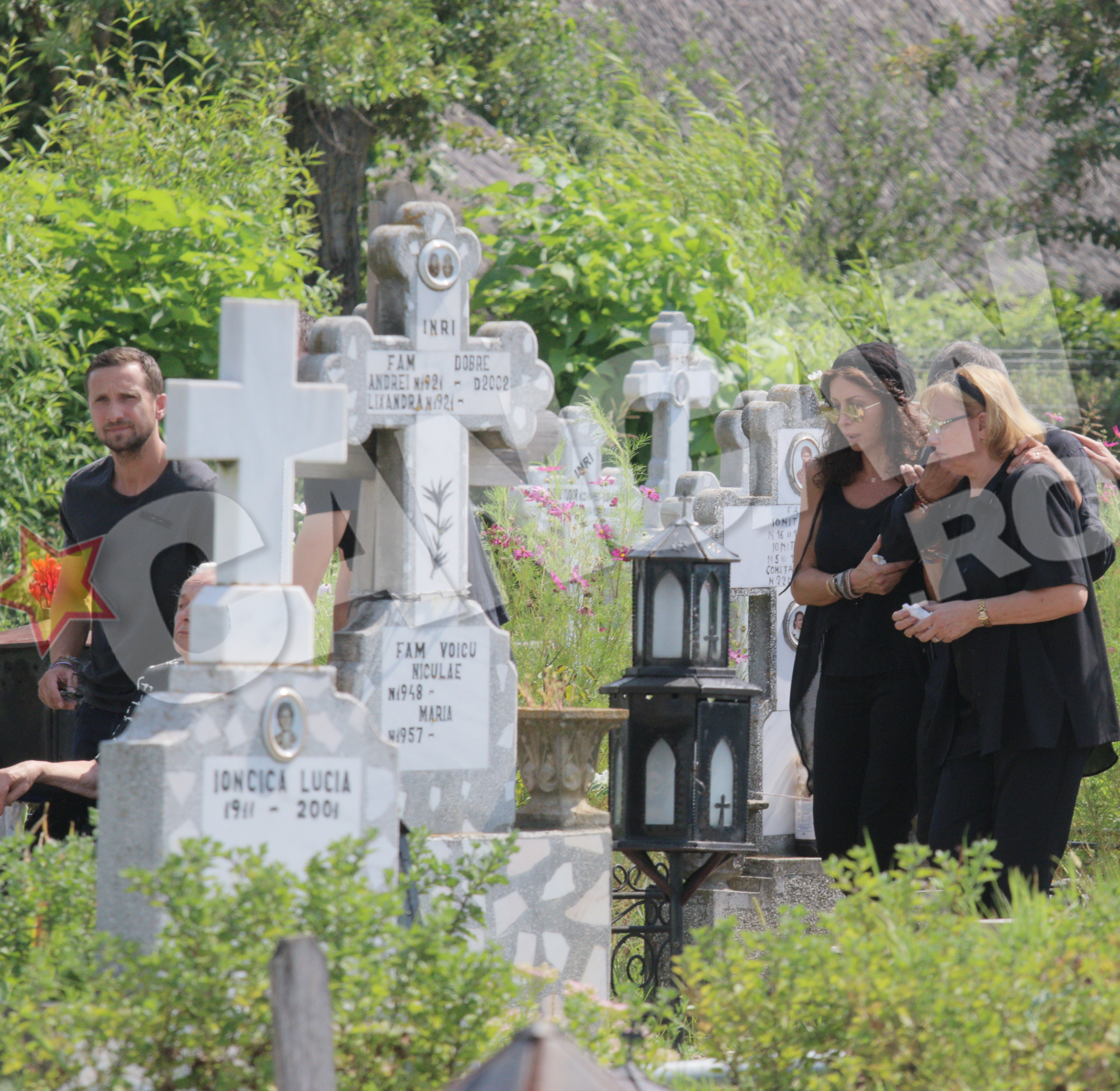 Mihaela, alaturi de mama si fratele ei, pasesc sfasiati de durere spre groapa