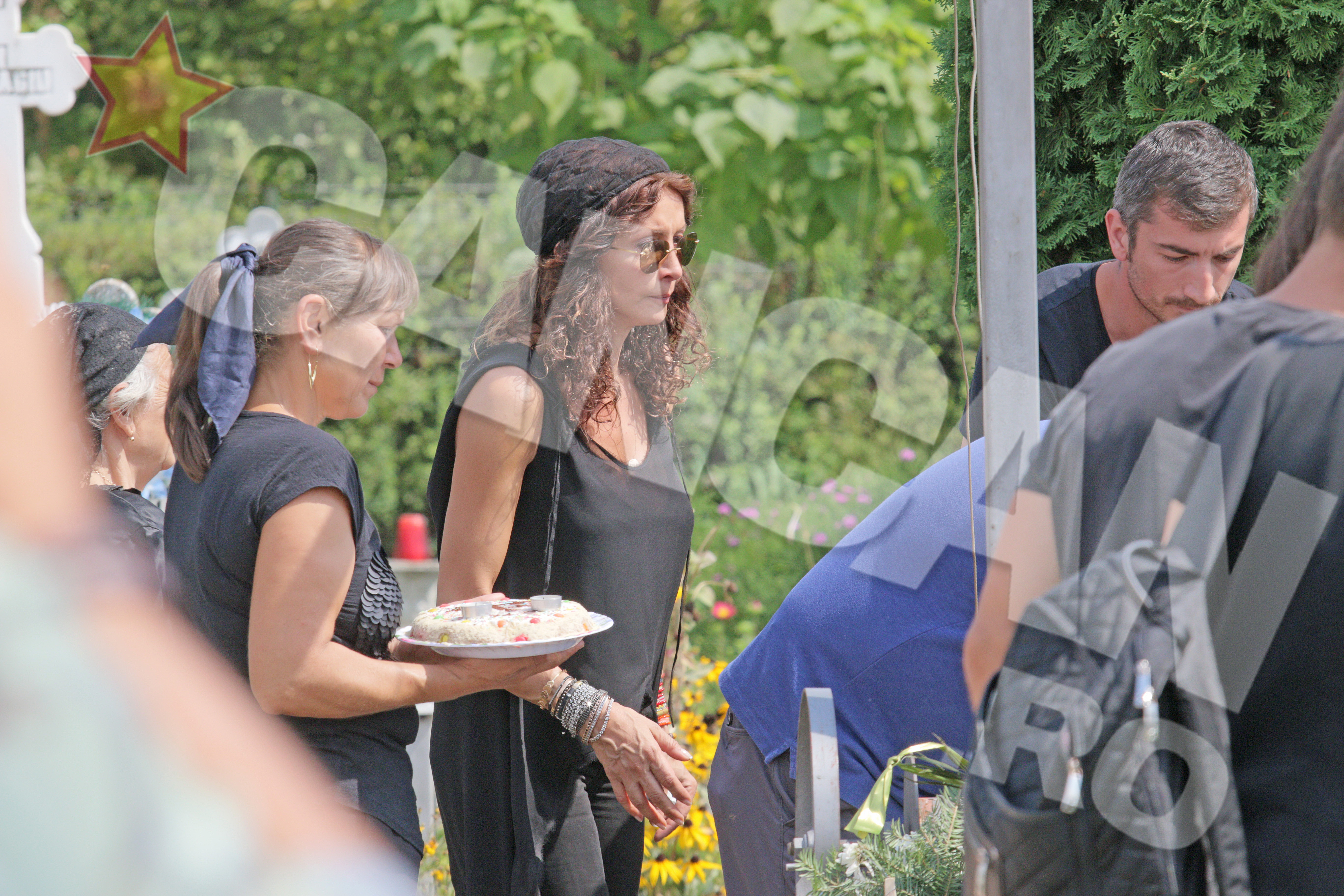 Mihaela a fost mereu atenta si a avut grija ca totul sa decurga fara incidente la inmormantarea parintelui ei