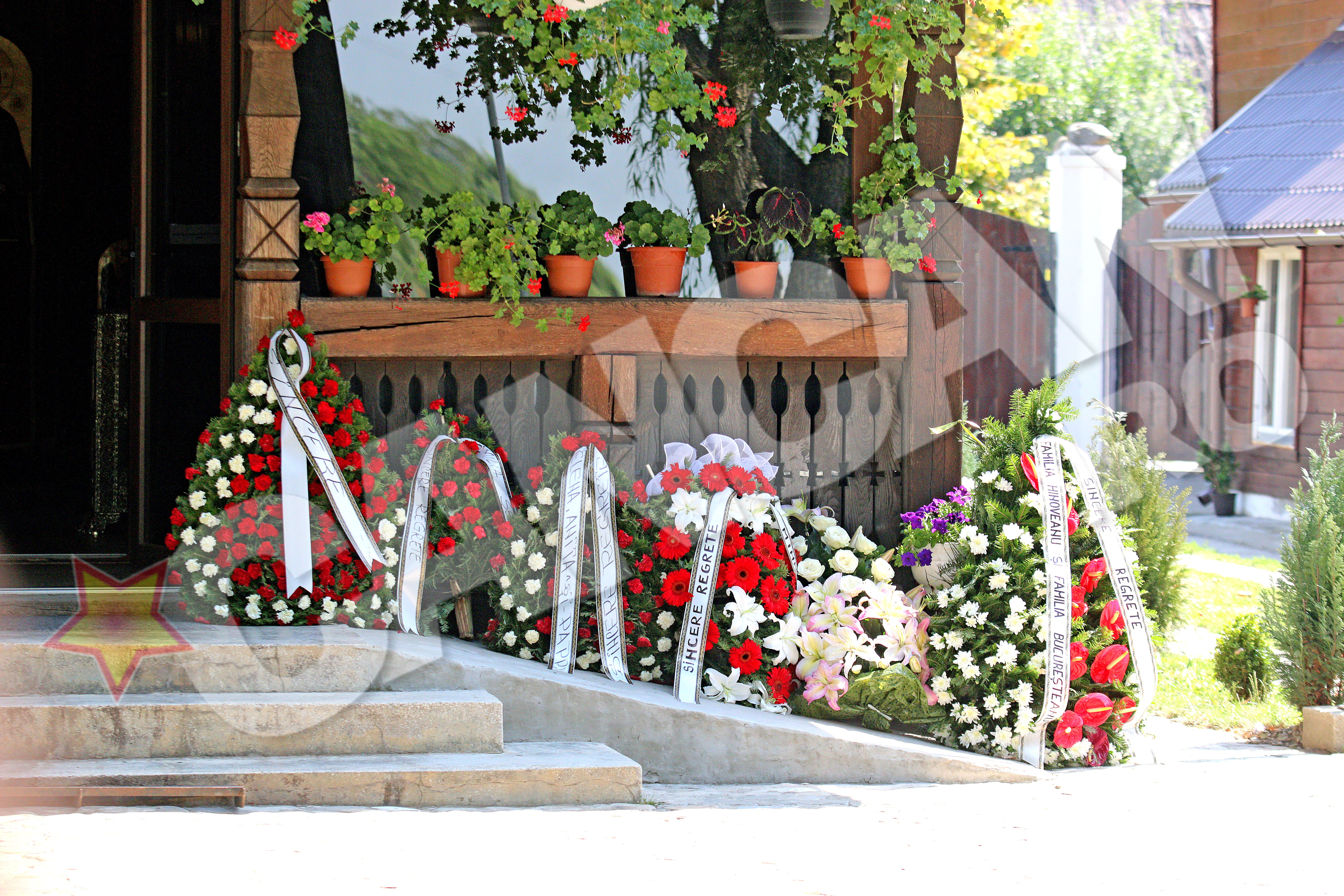 Rudele, prietenii si fostii colegi ai lui Florin Petre Tiganu i-au adus zeci de coroane de flori