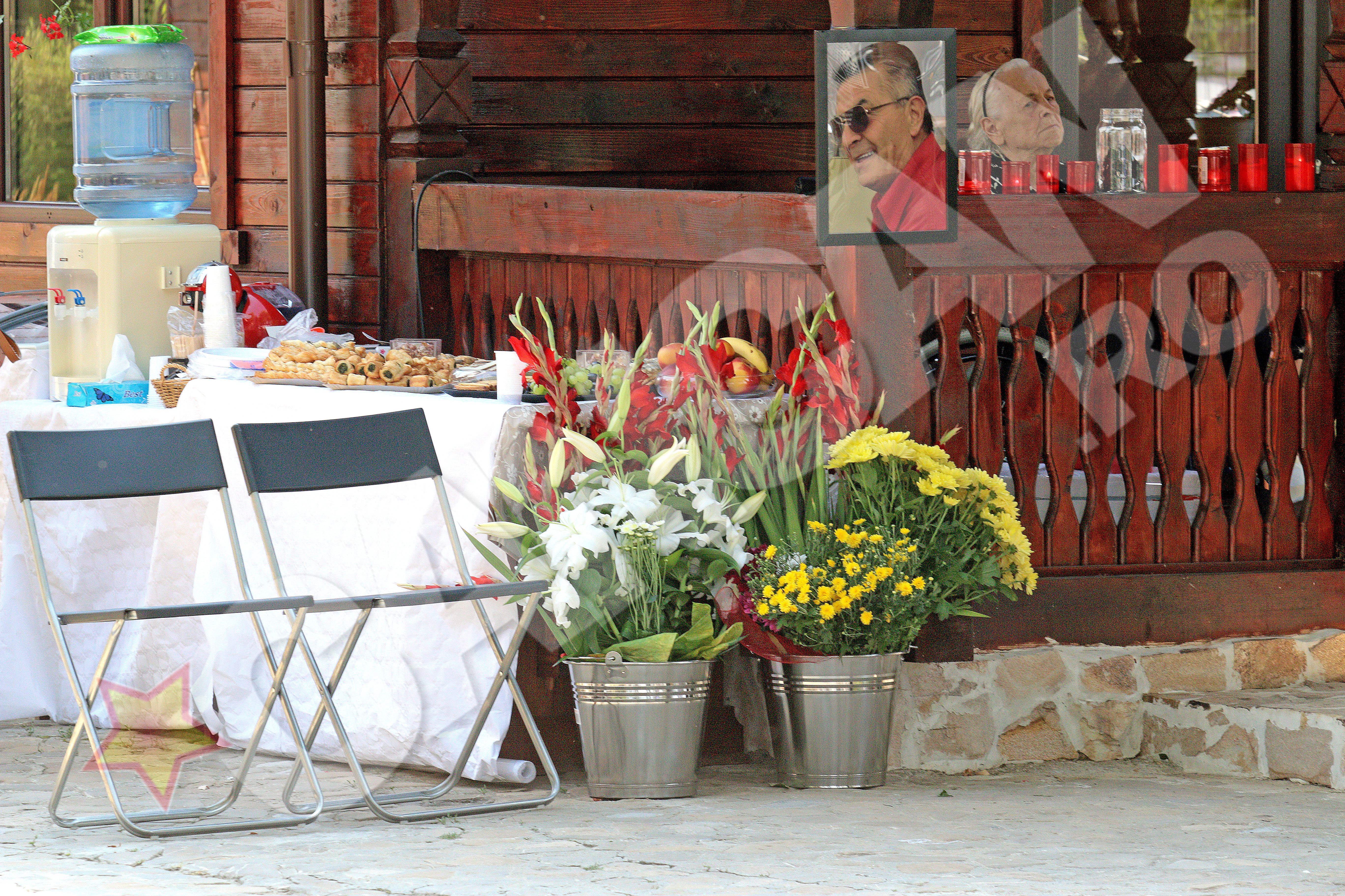 Atenta din fire, vedeta a amplasat in curtea bisericii o masa cu gustari, dar si pahare si un dozator cu apa