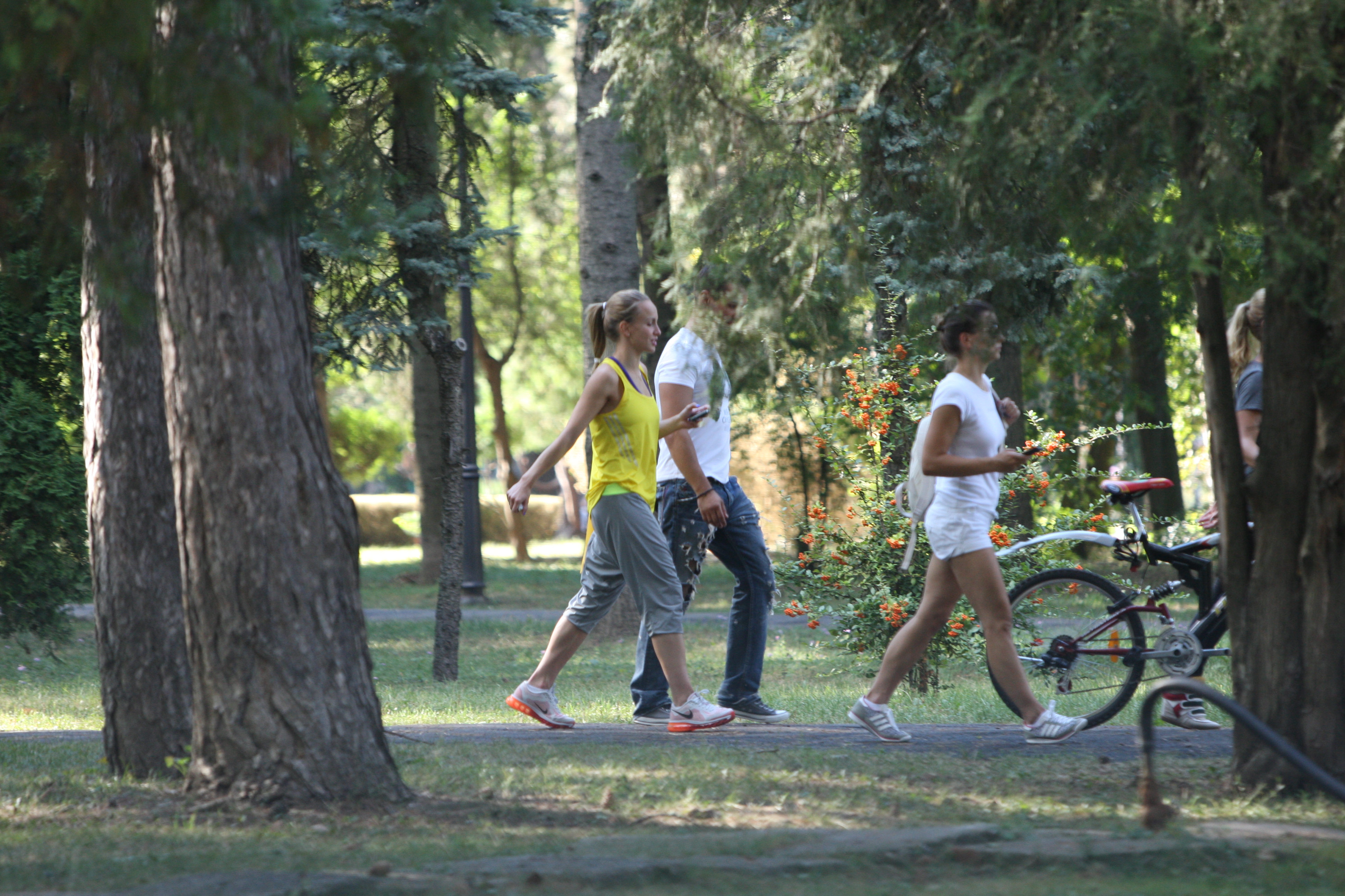 Dupa ce a renuntat la role, sportiva a luat-o la pas, pe alei