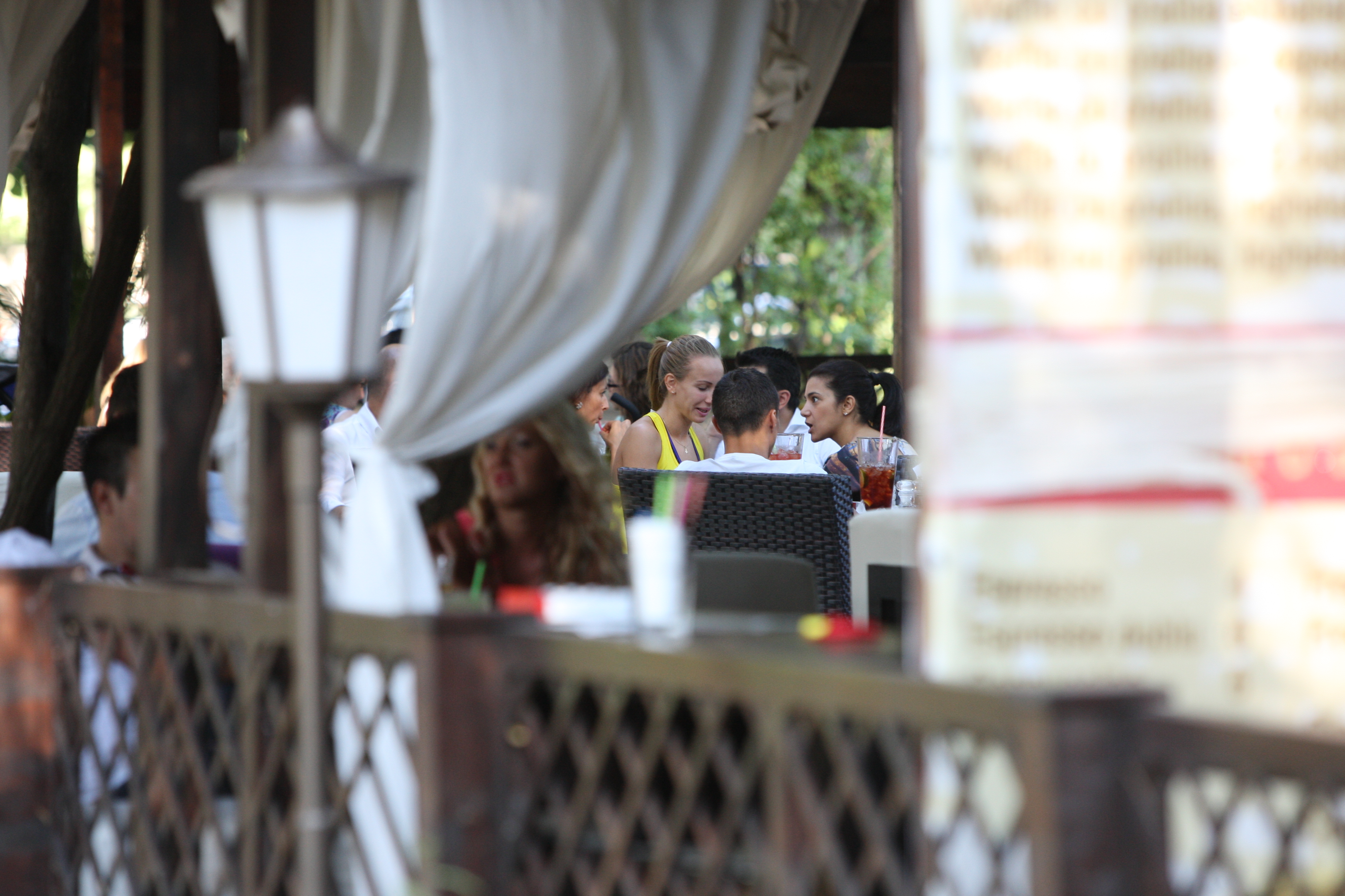 Gimnasta s-a racorit impreuna cu prietenii, la o terasa