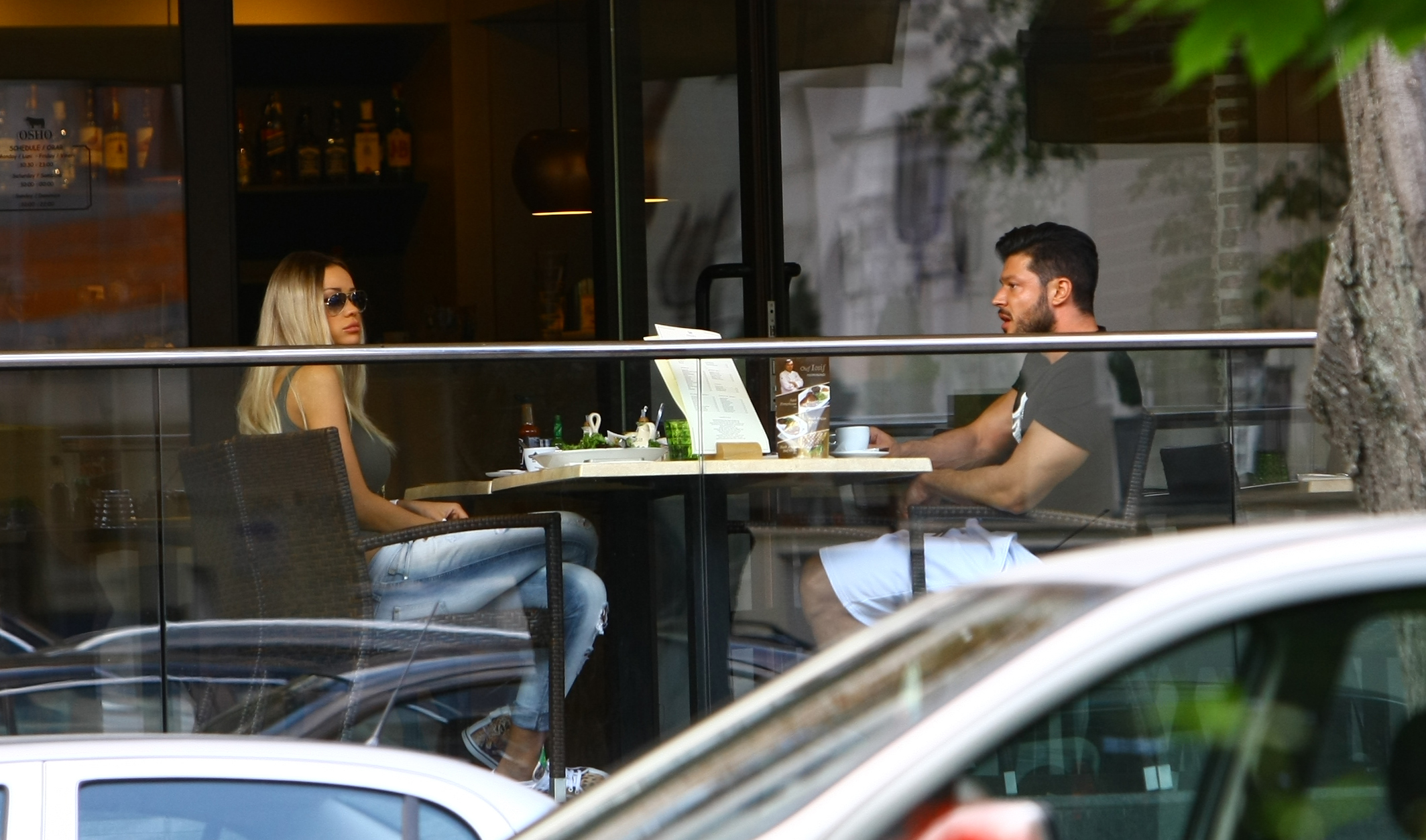 Bianca a parut nervoasa la un moment dat si a gesticulat puternic in timp ce i-a explicat lui Victor