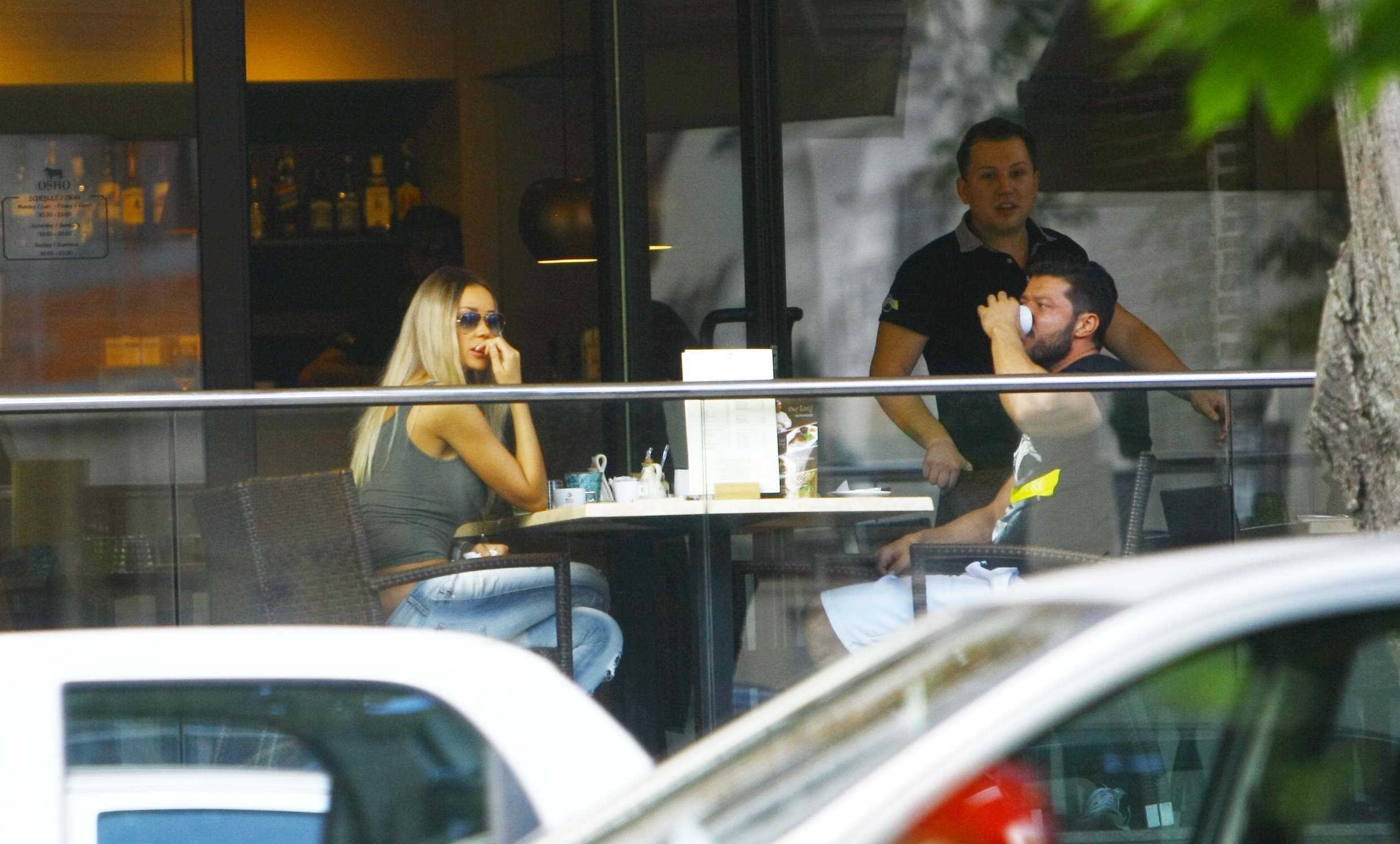 Dupa ce aterminat de mancat, Bianca a inceput sa-si roada unghiile, semn ca ceva o macina