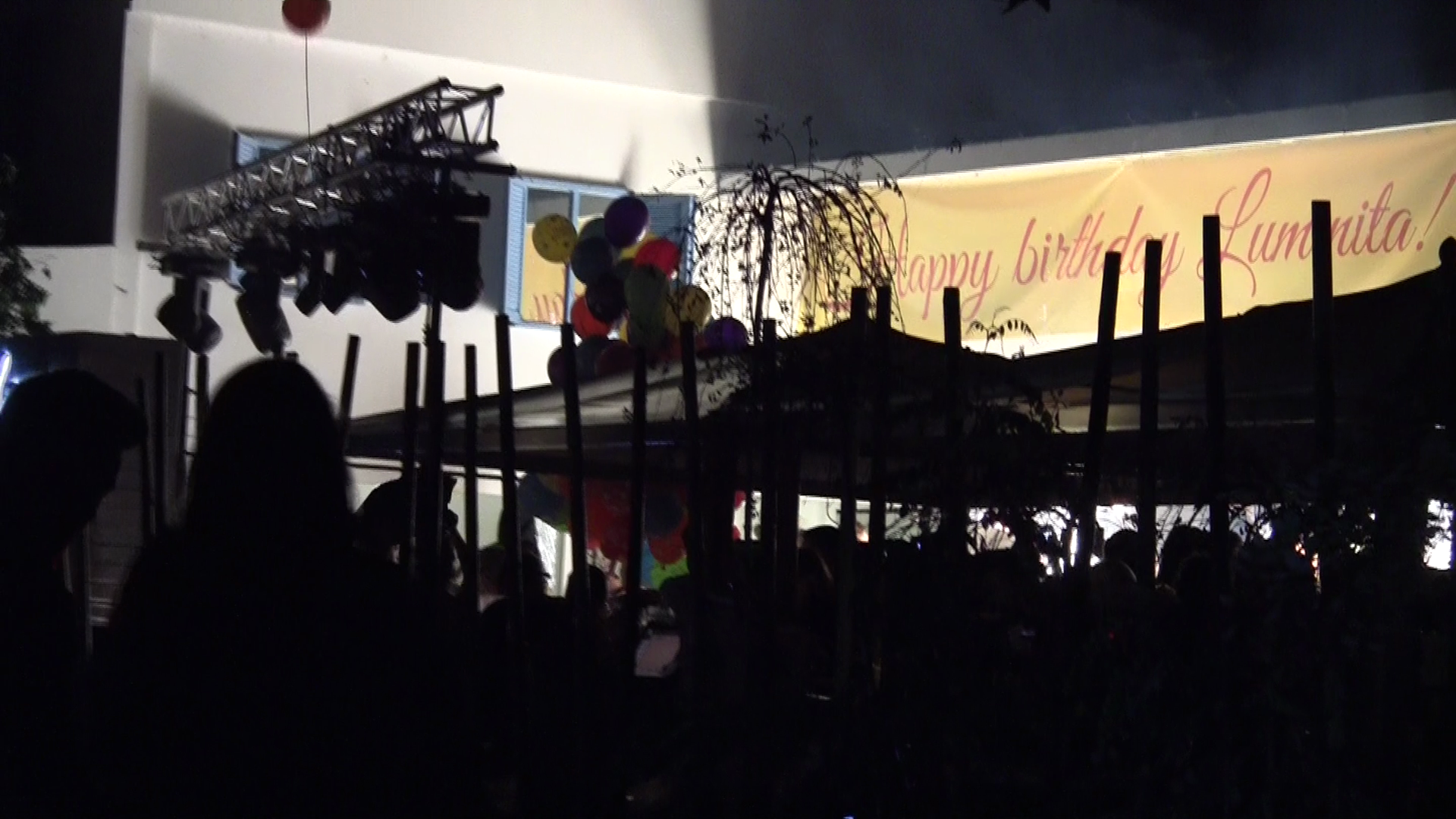 Barbatul s-a ocupat de fiecare detaliu, de la baloane, artisti care sa-i cante, pana la stransul invitatilor