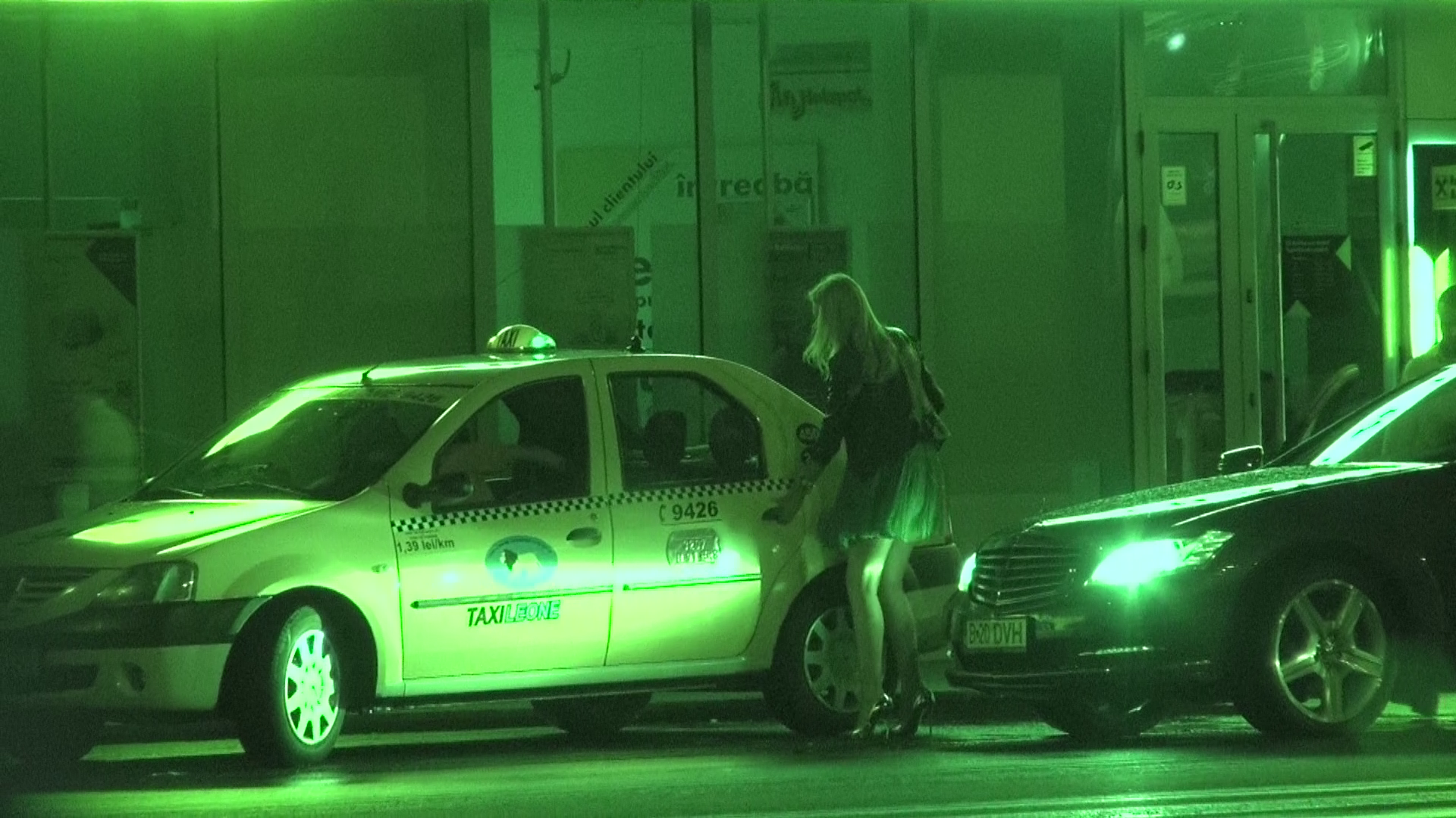 Femeia urca singura in taxi