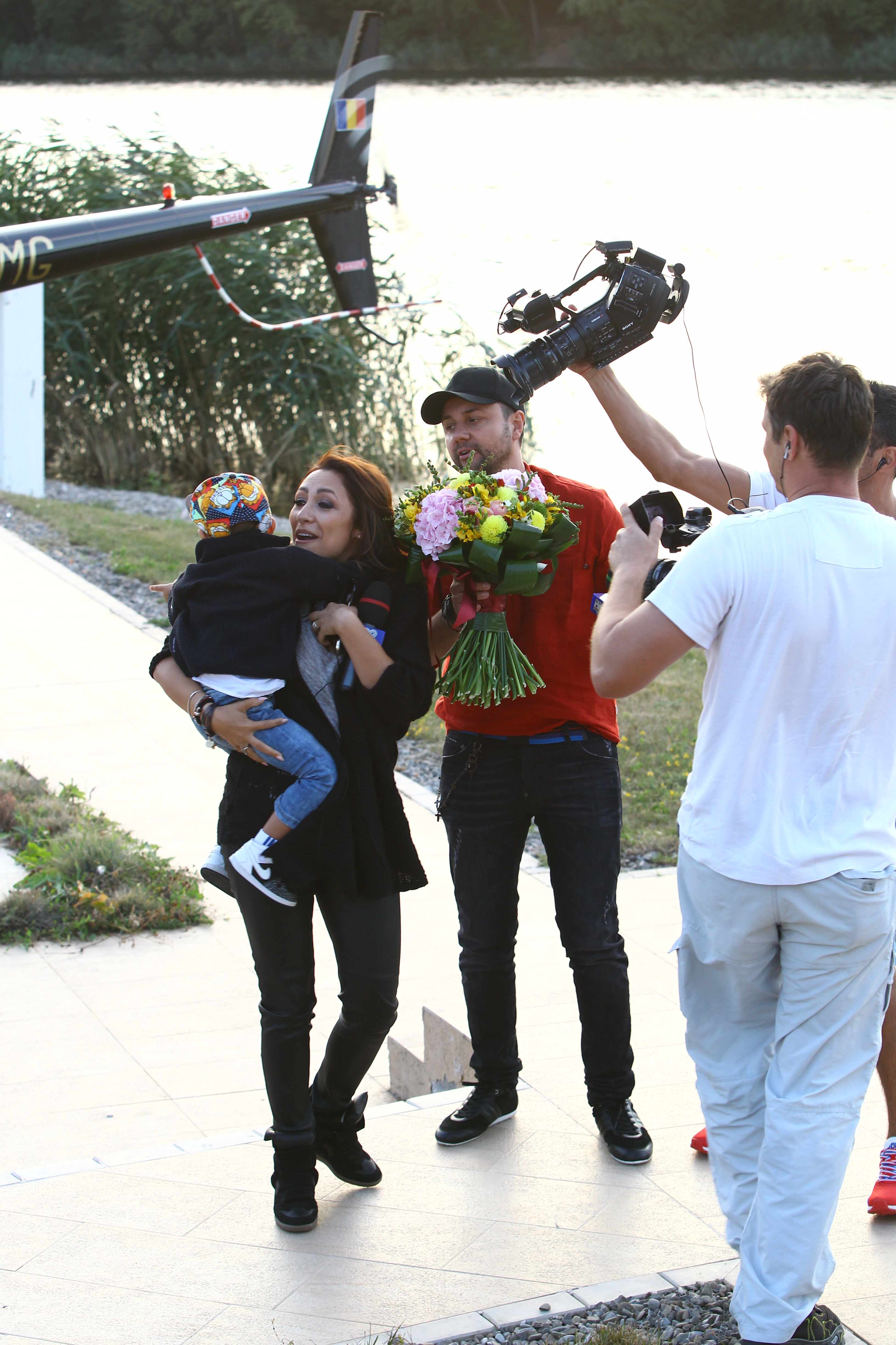 Pe ponton o asteptau sotul si fiul ei, David