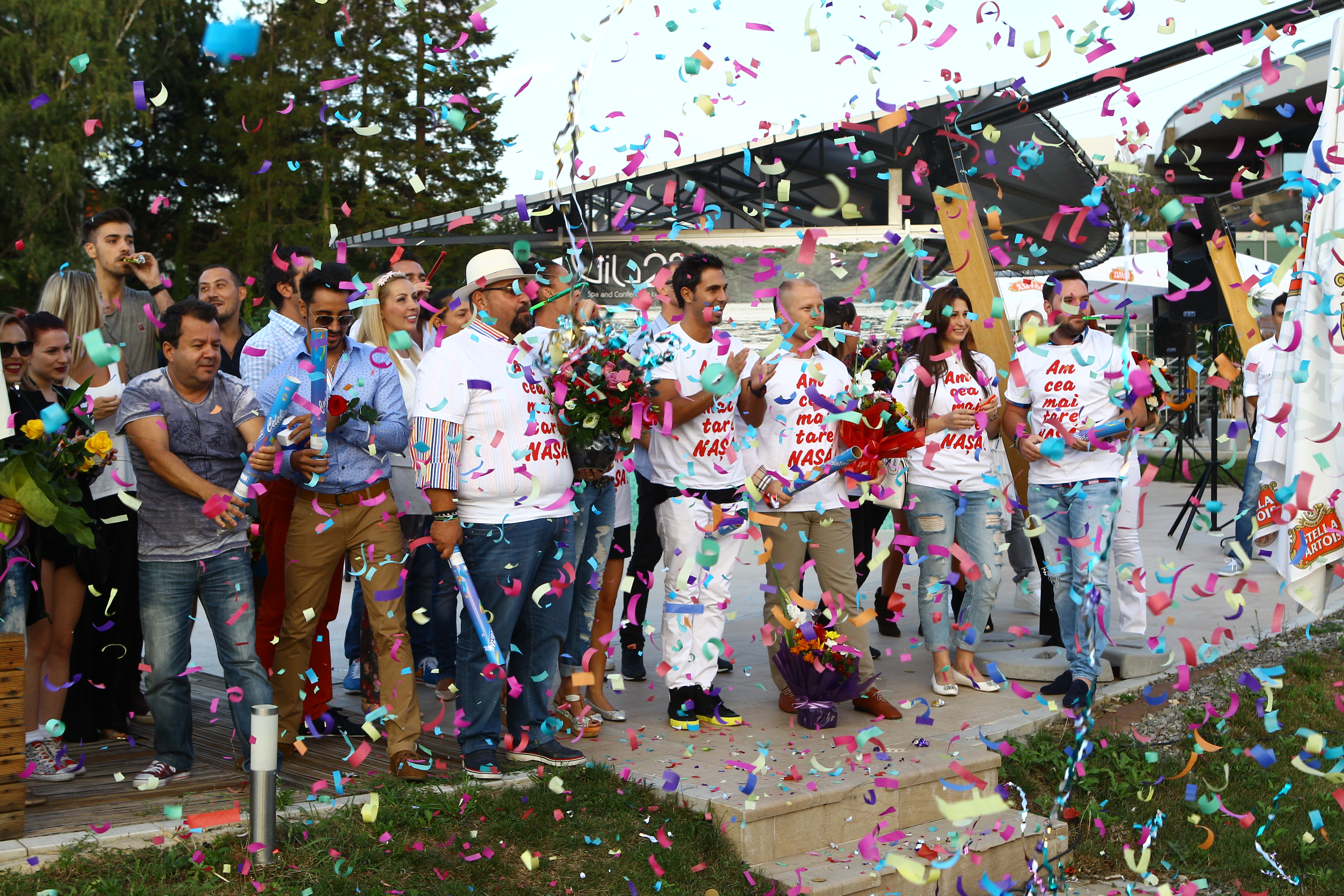 Invitatii au intampinat-o cu un mesaj sugestiv, dar si cu confetii