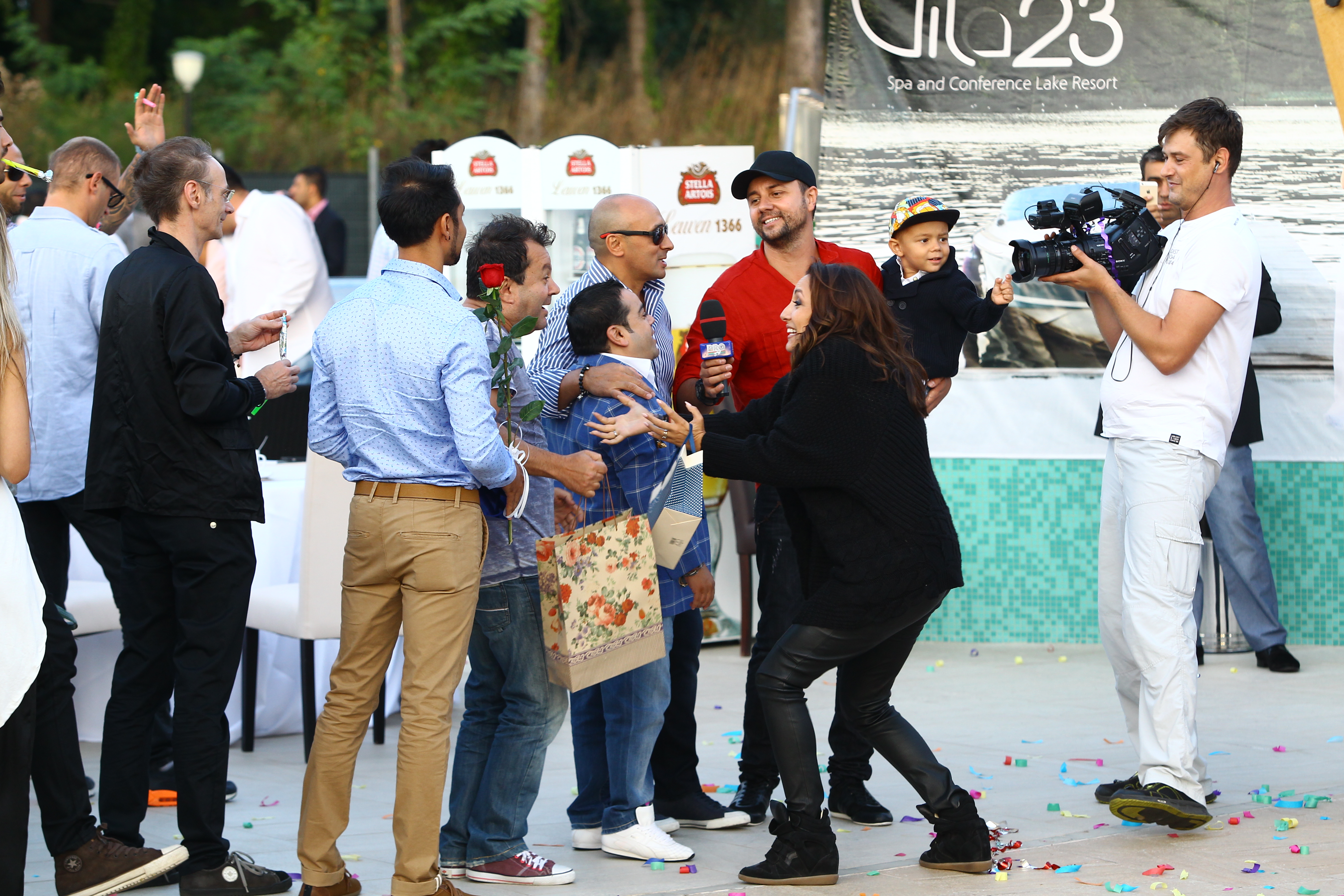 Prietenii cantaretei s-au inghesuit sa o felicite