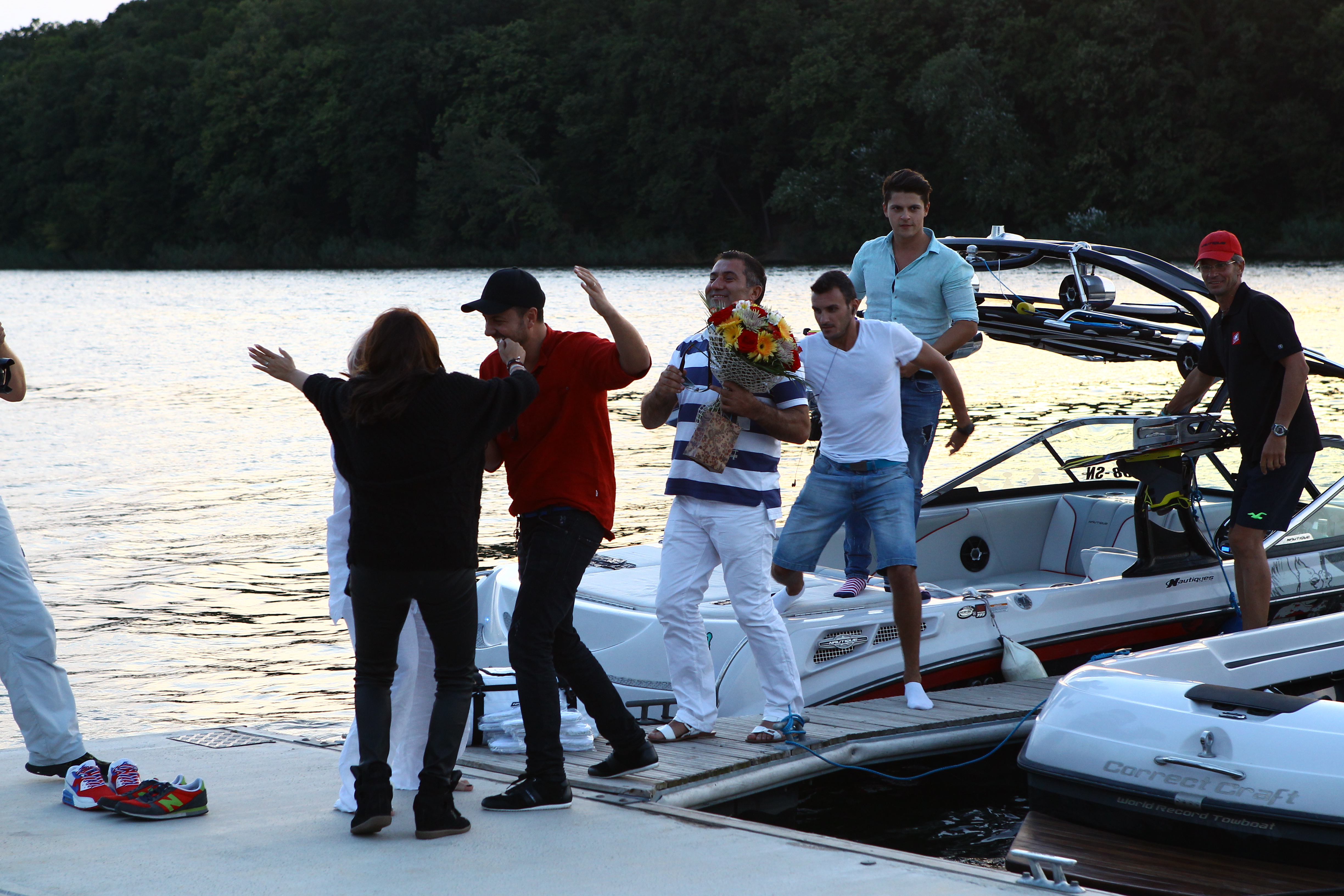 Sotii Viorica si Ionita de la Clejani au ajuns la petrecere cu o barca