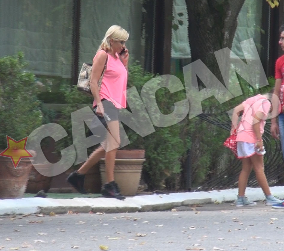 Rocsana vorbeste incontinuu la telefon