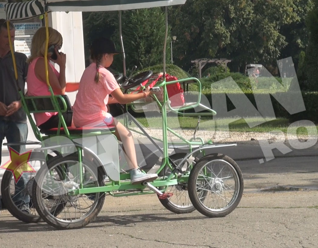 Celel doua fac cateva ture prin parc