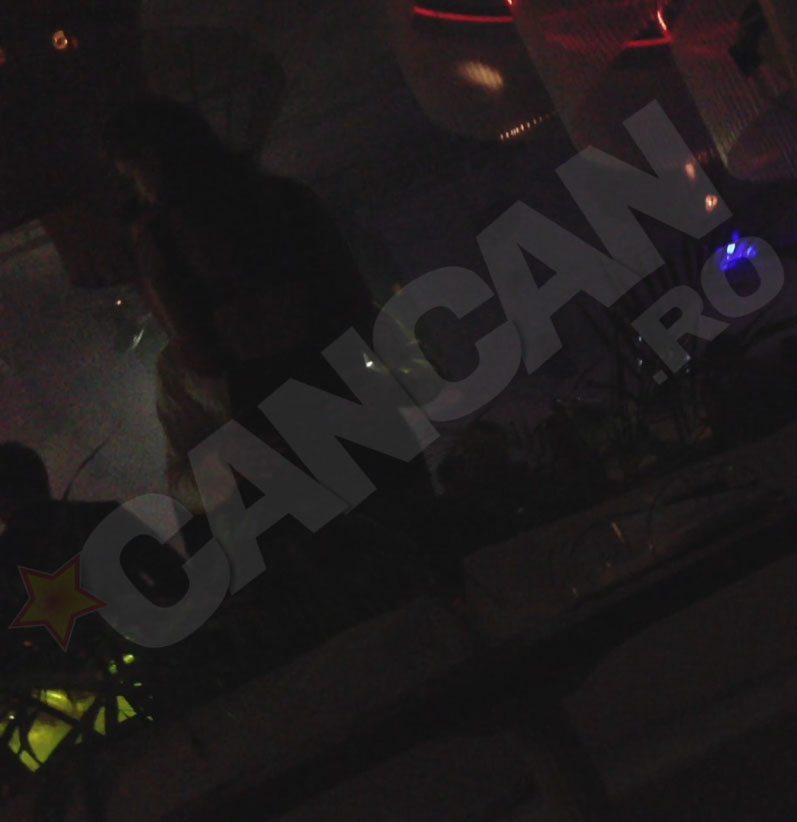 Andrei nu isi poate lua mainile de pe iubita lui