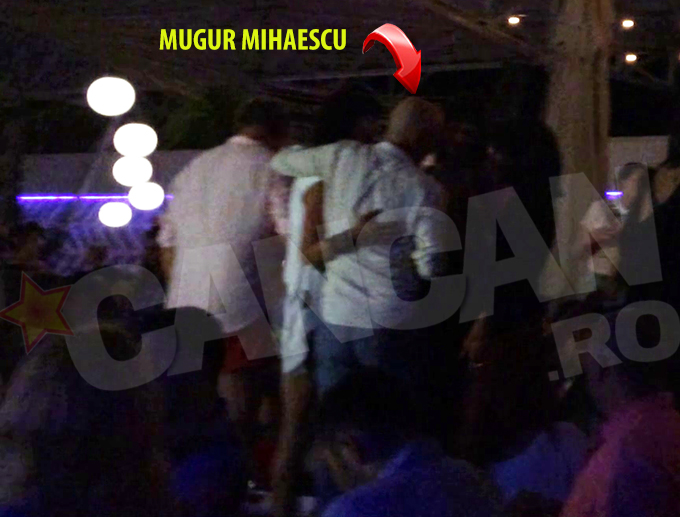 Actorul s-a imbratisat cu una dintre cele doua tinere