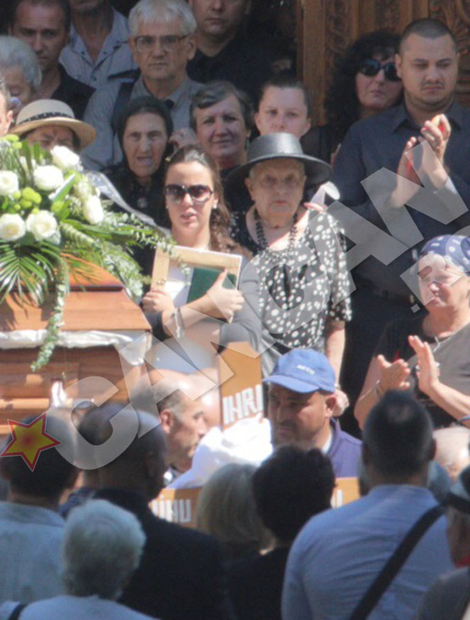 Maria, fiica lui Dinu Patriciu, tine strans la piept tabloul cu tatal sau